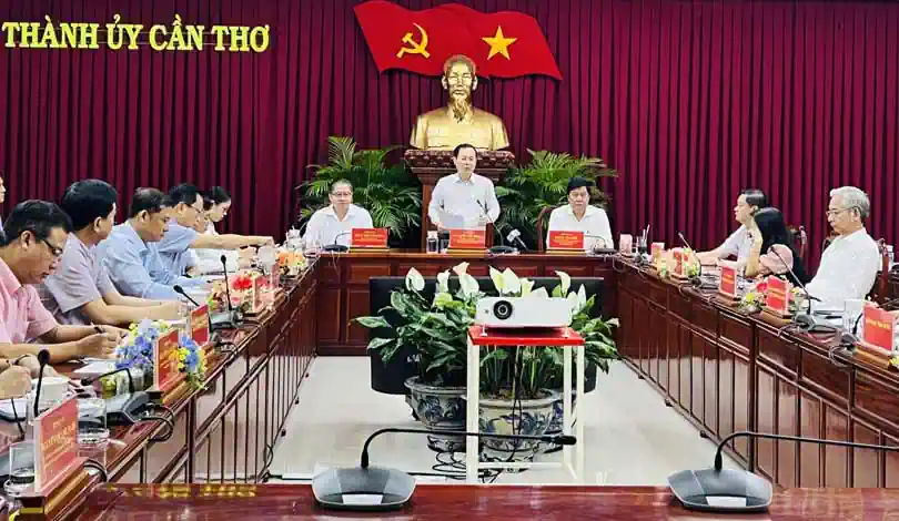 Nêu cao tinh thần trách nhiệm, đẩy mạnh giải ngân vốn đầu tư công năm 2023 Đồng chí Nguyễn Văn Hiếu, Ủy viên dự khuyết Ban chấp hành Trung ương Đảng, Bí thư Thành ủy Cần Thơ, phát biểu chỉ đạo tại cuộc họp.