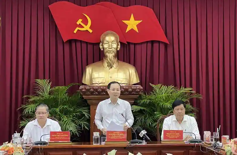 Nêu cao tinh thần trách nhiệm, đẩy mạnh giải ngân vốn đầu tư công năm 2023 Đồng chí Nguyễn Văn Hiếu, Ủy viên dự khuyết Ban chấp hành Trung ương Đảng, Bí thư Thành ủy Cần Thơ, phát biểu chỉ đạo tại cuộc họp.