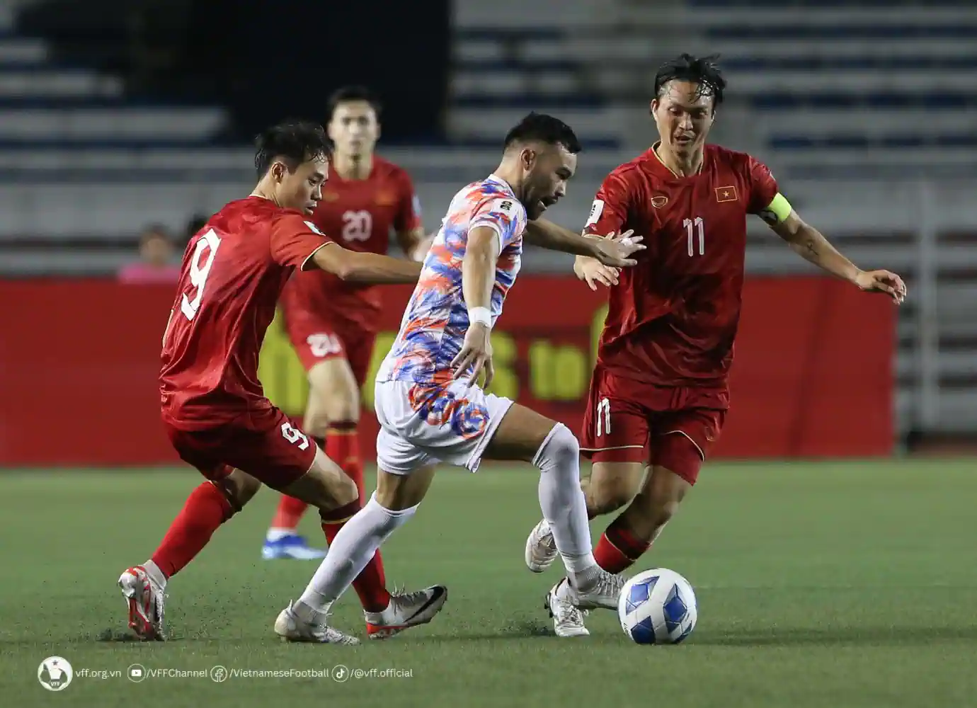 Tuấn Anh (phải) và Văn Toàn (trái) kèm chặt cầu thủ của Philippines trong chiến thắng 2-0 hôm 16-11. Ảnh: VFF