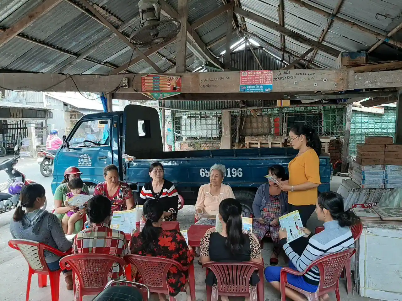 Cần Thơ hưởng ứng Tháng hành động quốc gia về Dân số Cộng tác viên dân số quận Thốt Nốt tuyên truyền cho người dân các nội dung về dân số - KHHGĐ trong tình hình mới.
