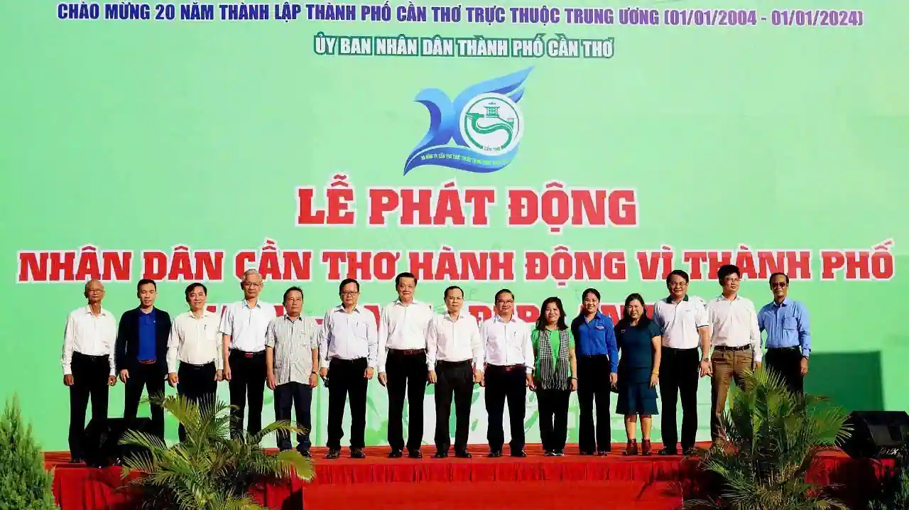 VCB Cần Thơ tích cực tham gia phong trào vì thành phố xanh- sạch- đẹp-an toàn do của UBND TP Cần Thơ phát động.