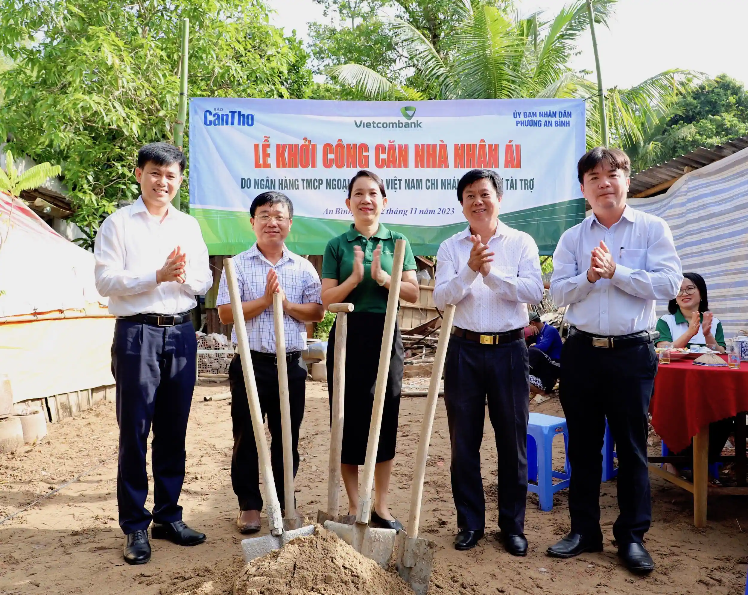Các đại biểu thực hiện nghi thức khởi công xây dựng căn Nhà nhân ái cho gia đình chị Lê Thị Thúy Oanh.