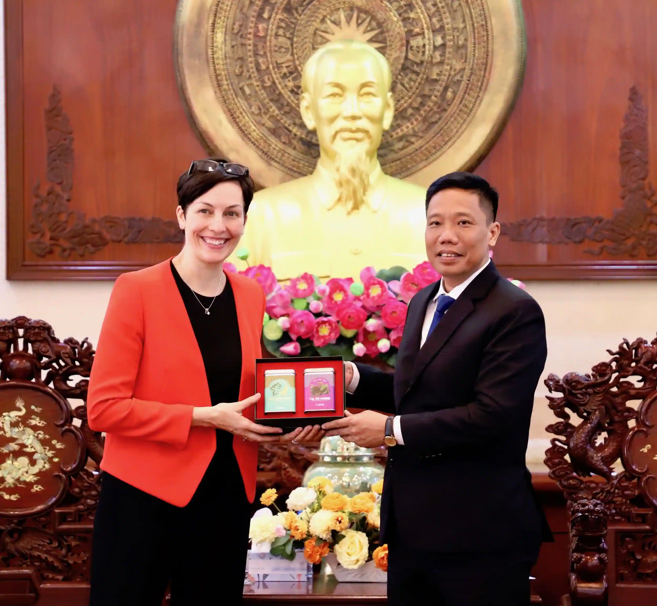 Đồng chí Nguyễn Thực Hiện, Phó Chủ tịch UBND TP Cần Thơ tiếp thân mật bà Annie Dube, Tổng Lãnh sự Canada tại TP&nbsp;Hồ Chí Minh.