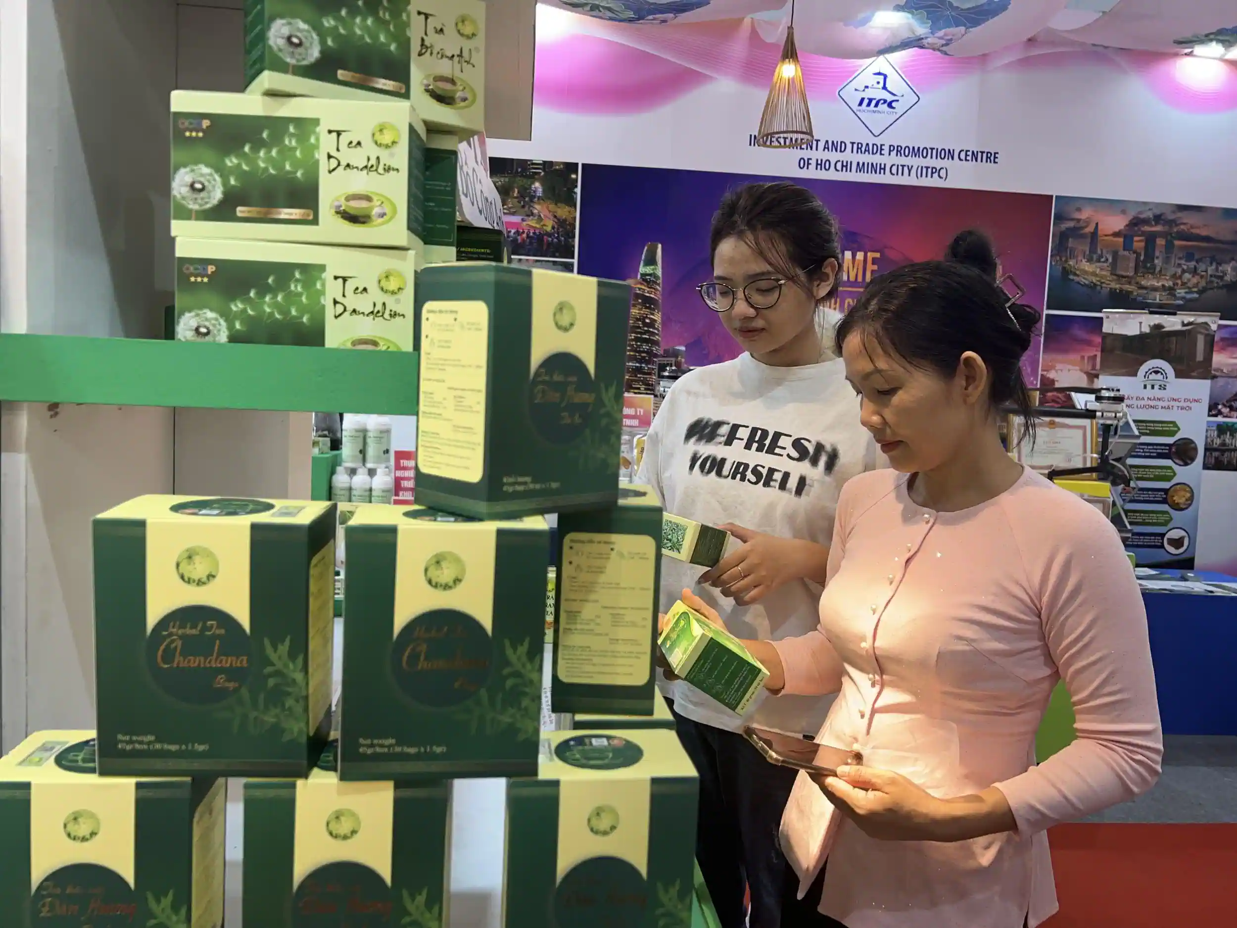 Doanh nghiệp cần cân đối nhu cầu thị trường để chuẩn bị cho mùa kinh doanh cuối năm. Trong ảnh: Trưng bày, giới thiệu sản phẩm tại Hội chợ, triển lãm "TP Cần Thơ - 20 năm thành tựu và phát triển" diễn ra vào đầu tháng 11-2023.