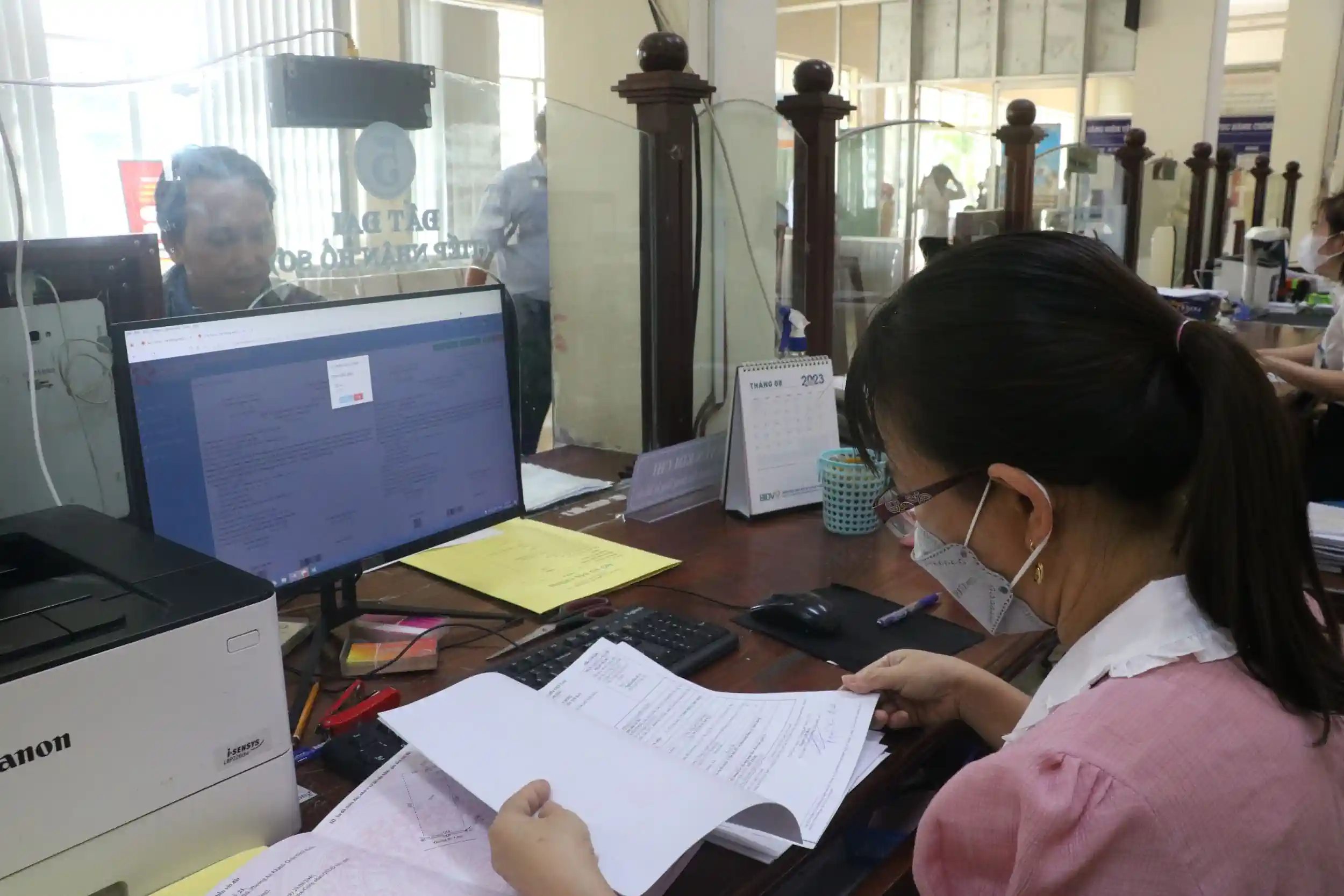 Công chức Bộ phận Một cửa UBND quận Ninh Kiều tiếp nhận và giải quyết TTHC cho người dân.