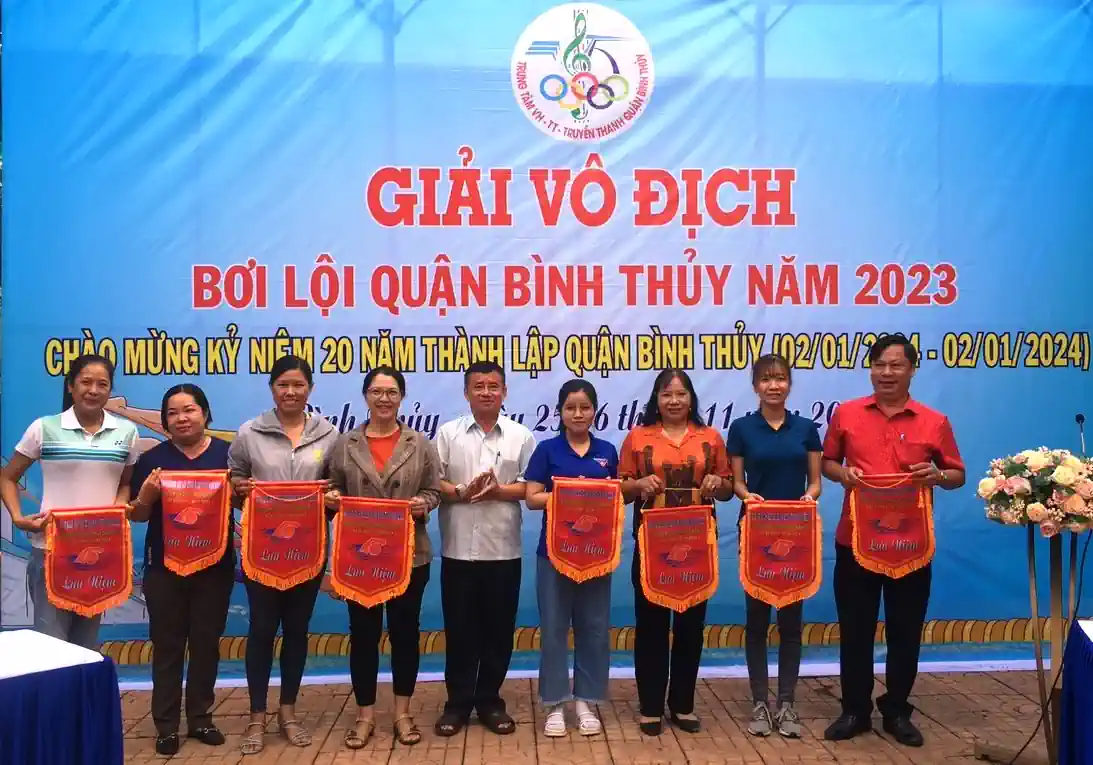 Bình Thủy tổ chức Giải bơi lội chào mừng kỷ niệm 20 năm thành lập quận