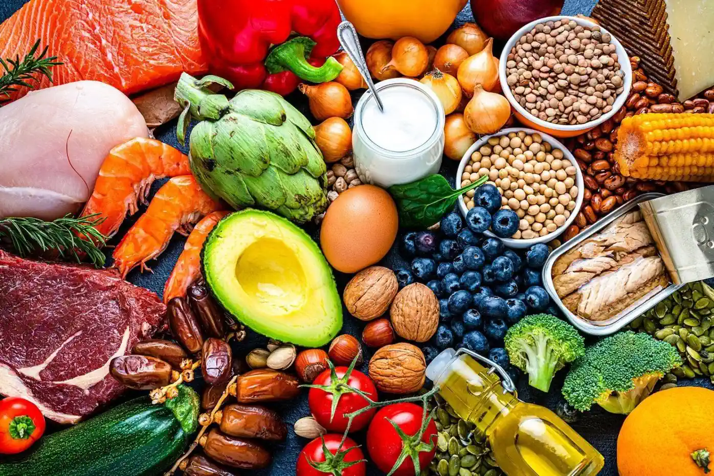 Chế độ ăn Địa Trung Hải, bao gồm thực phẩm giàu omega-3 và rau củ quả, giúp bảo vệ sức khỏe não bộ và giảm mỡ bụng. 