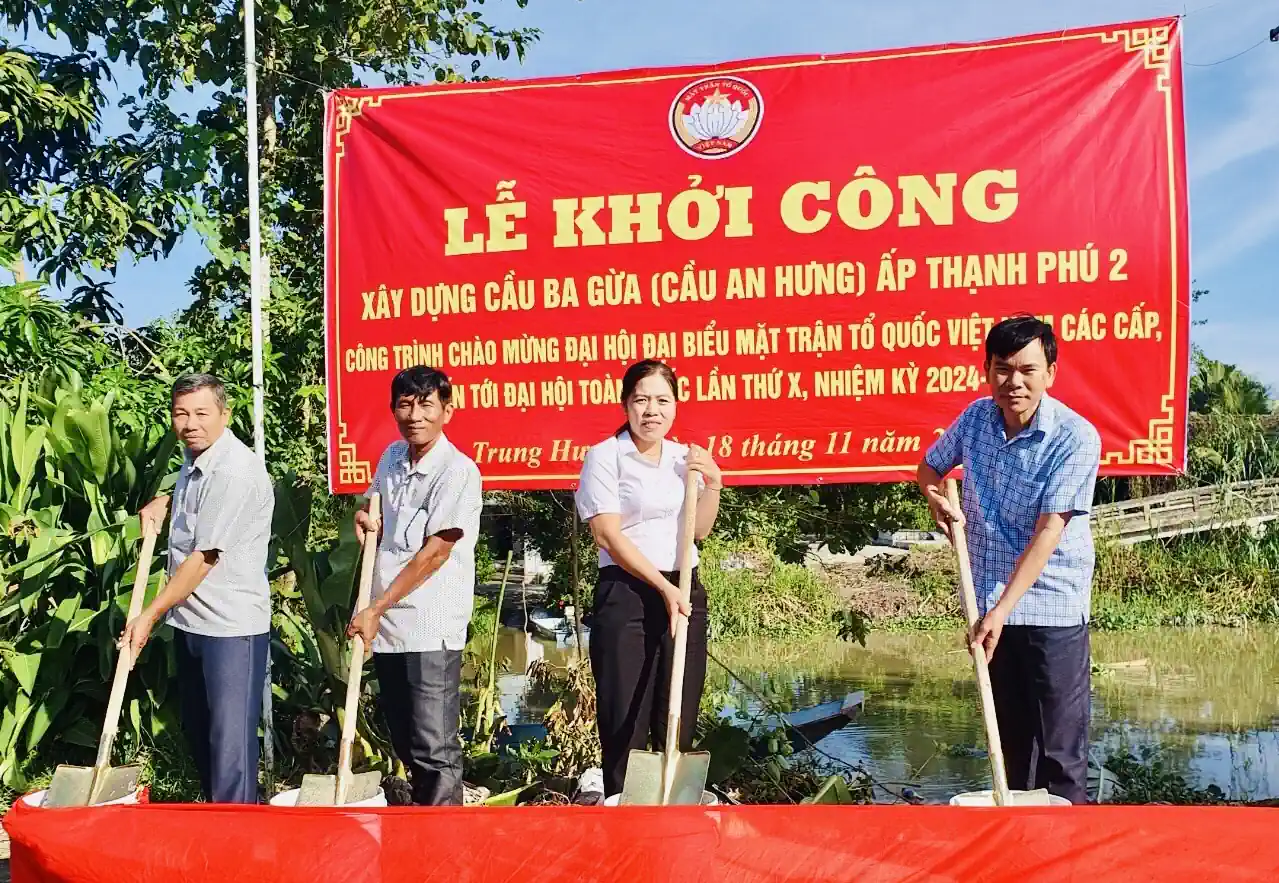 Đại biểu thực hiện nghi thức khởi công xây dựng cầu Ba Gừa (An Hưng), xã Trung Hưng. Ảnh: Mặt trận huyện Cờ Đỏ cung cấp
