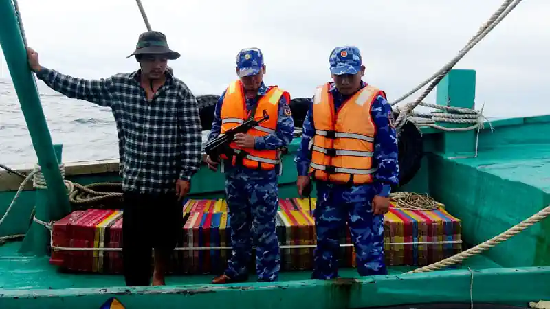 Lực lượng Cảnh sát biển kiểm tra tàu cá. Ảnh: Bộ Tư lệnh Vùng Cảnh sát biển 4 cung cấp