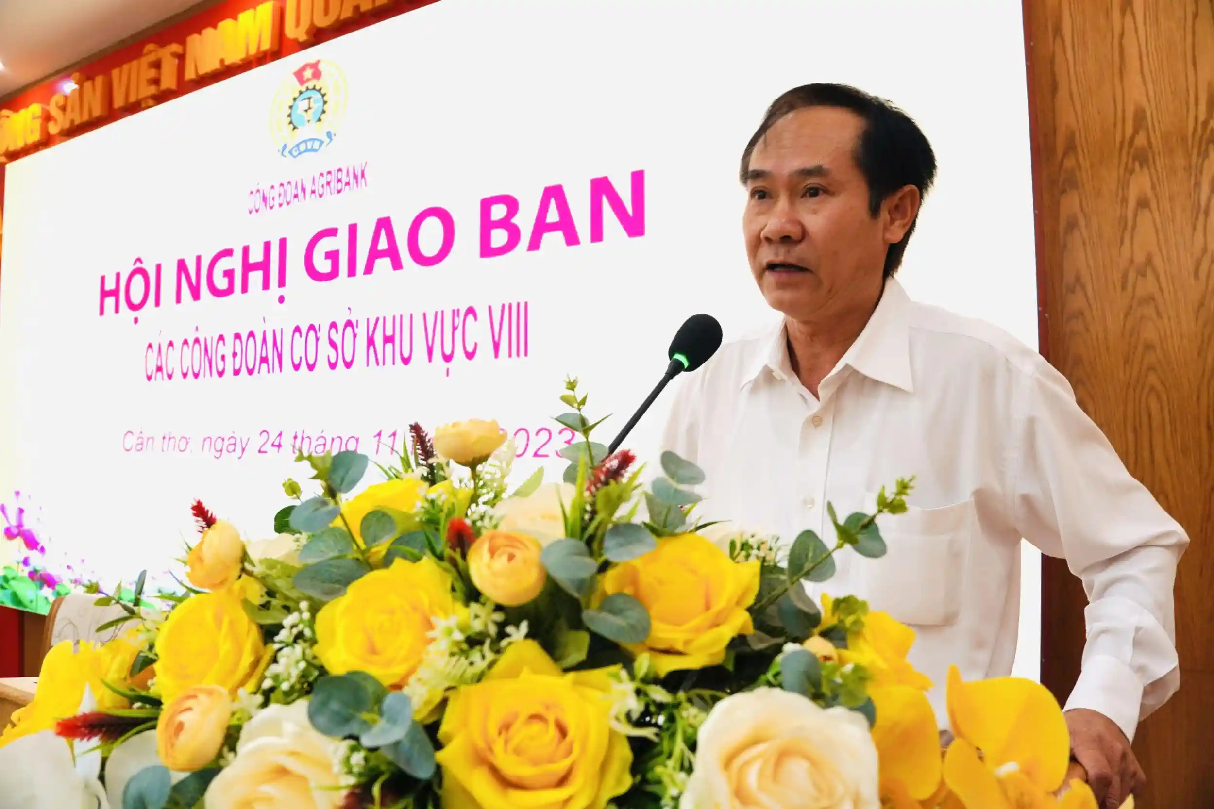 Đồng chí Bùi Thanh Quang, Ủy viên BCH Công đoàn Agribank, Trưởng Văn phòng đại diện Agribank khu vực Tây Nam Bộ phát biểu tại hội nghị. Ảnh: MINH KHƯƠNG