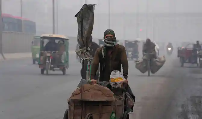 Chất lượng không khí ở New Delhi (Ấn Độ) vượt qua 500 - mức độ ô nhiễm nguy hại. Ảnh: AFP