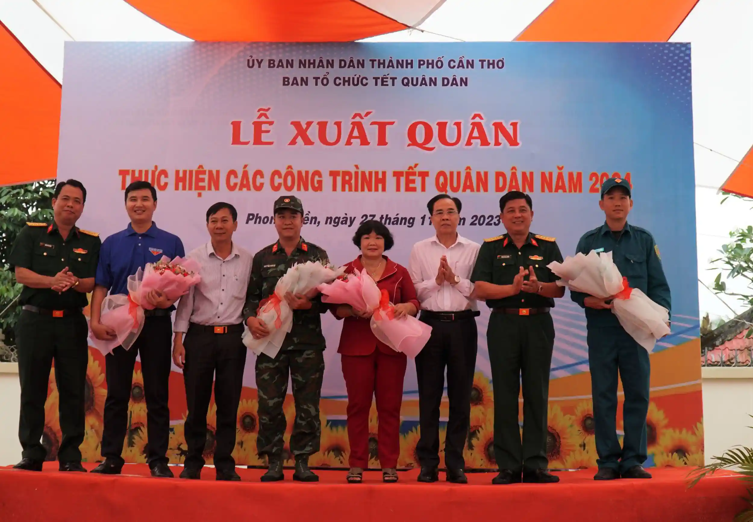 Lãnh đạo Ủy ban MTTQVN TP Cần Thơ, Bộ CHQS thành phố và Huyện ủy Phong Điền tặng hoa các lực lượng tham gia Tết Quân Dân năm 2024.