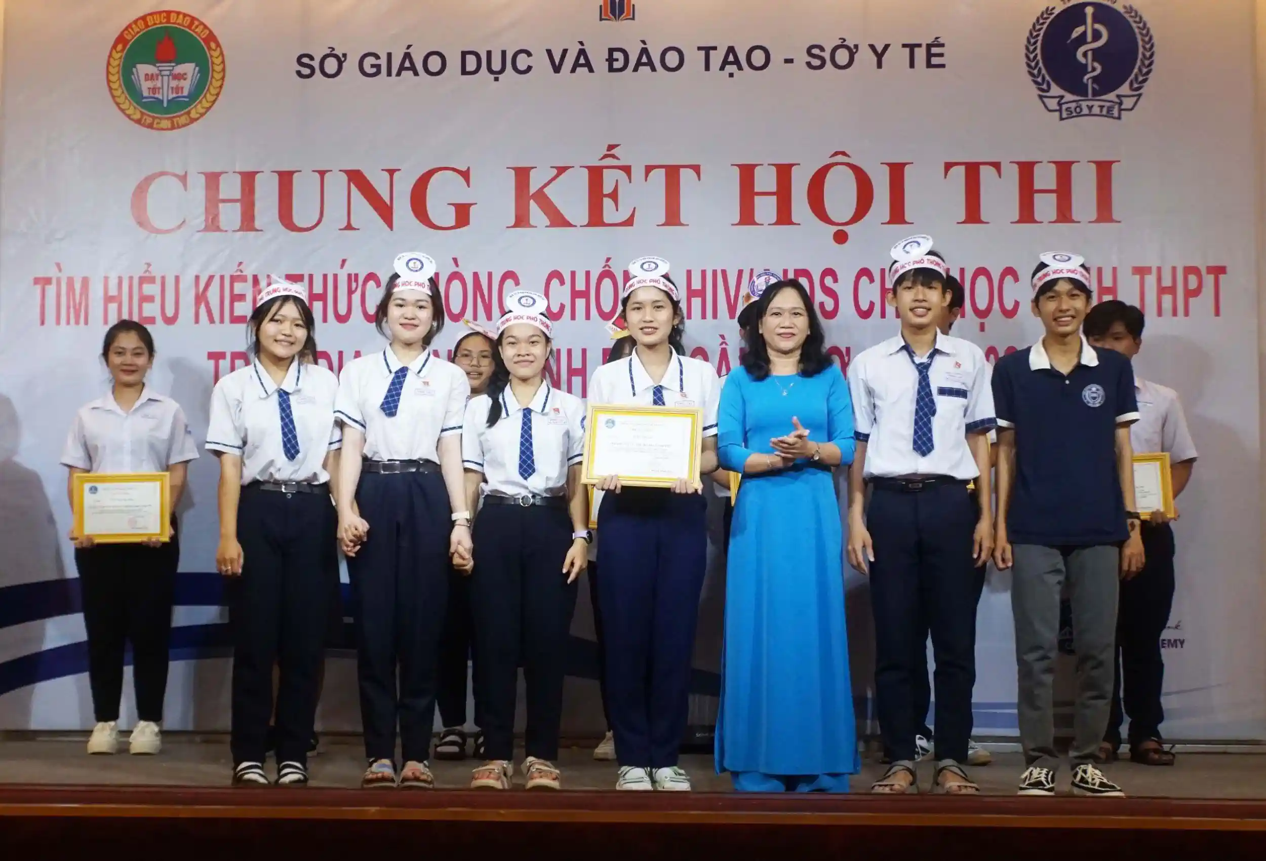 Bà Nguyễn Thị Ngọc Lý, Chủ tịch Công đoàn ngành Y tế TP Cần Thơ, trao giải Nhất cho đội Trường THPT Thới Lai.