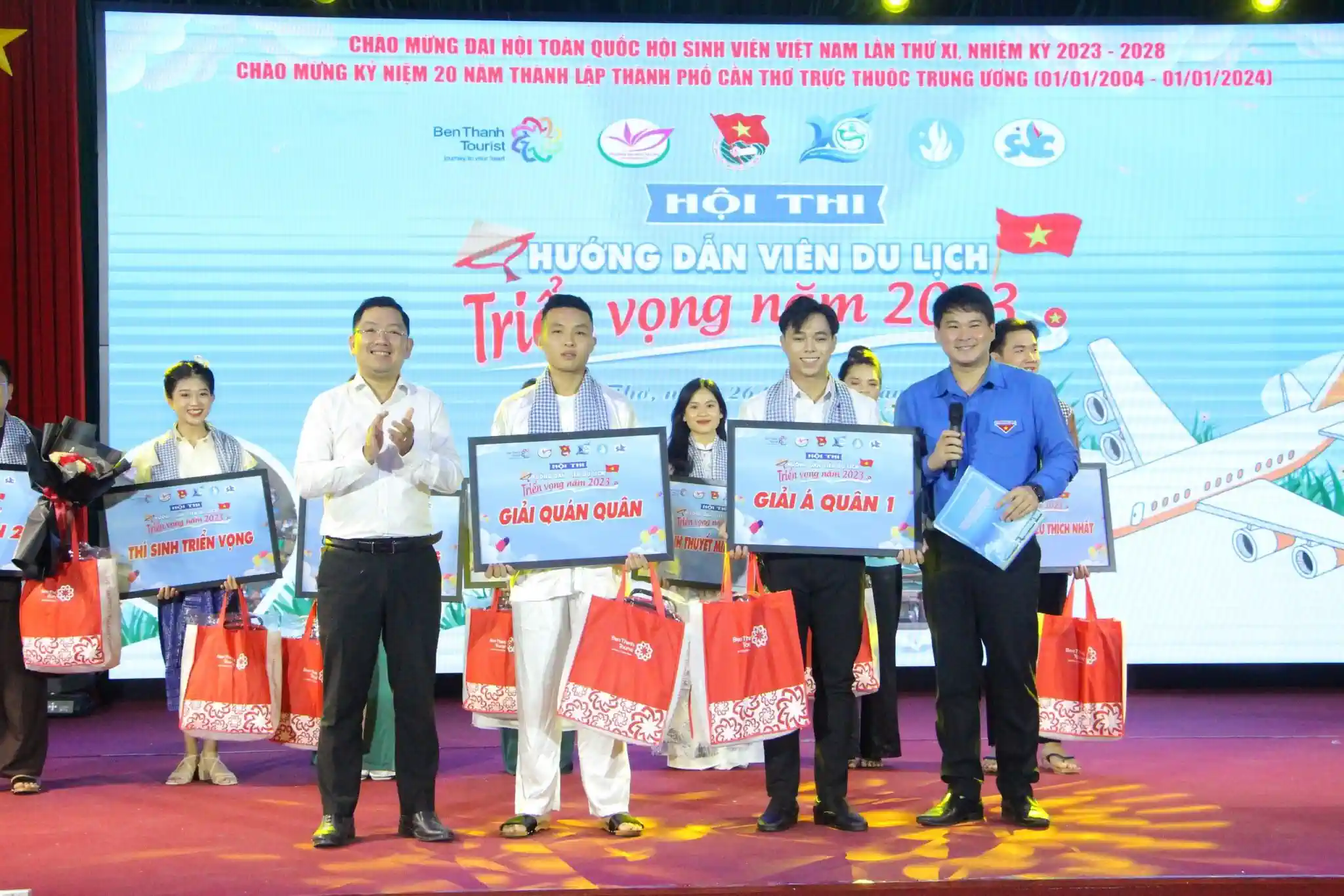 Anh Lâm Văn Tân (bìa trái), Phó Bí thư Thành đoàn, Chủ tịch Hội Sinh viên TP Cần Thơ trao giải cho các thí sinh đạt giải cao tại hội thi. Ảnh: CTV