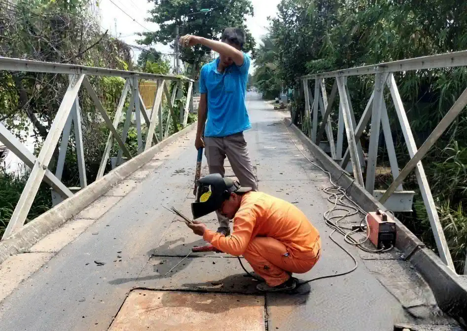 Công nhân sửa chữa các cầu giao thông trên đường tỉnh 917.