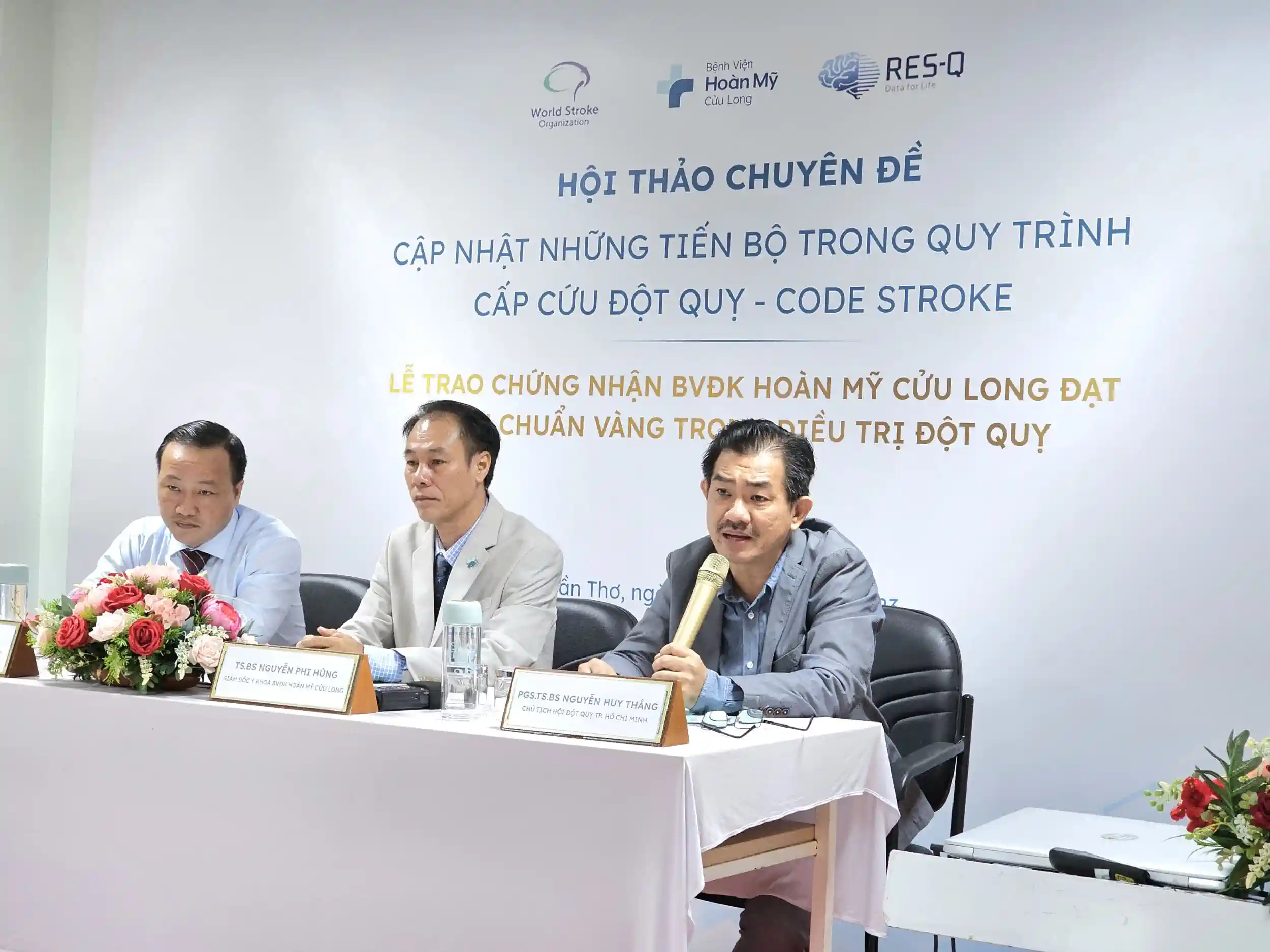 PGS Nguyễn Huy Thắng, Phó Chủ tịch Hội Đột quỵ Việt Nam (bìa phải) cho biết, hiện nay lĩnh vực đột quỵ tập trung ở khâu cấp cứu điều trị tại BV.