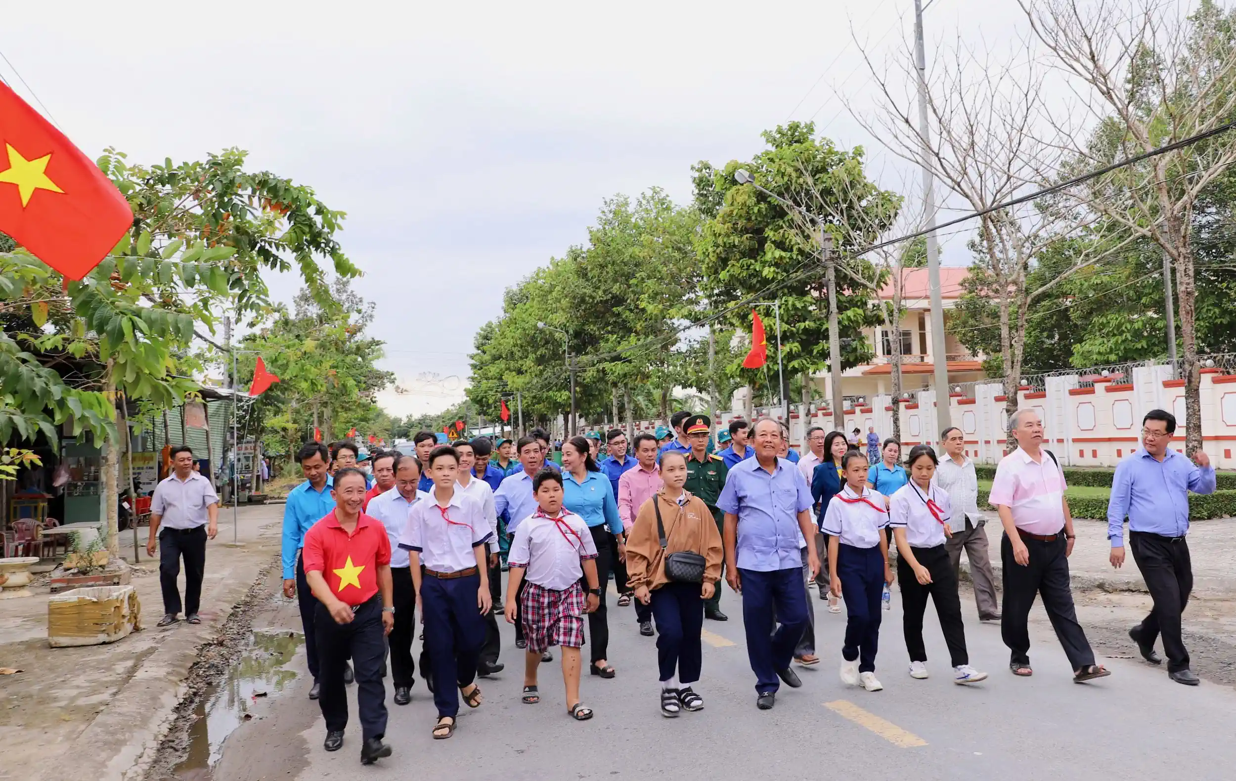 Các đại biểu tham quan công trình “Đường cờ Tổ quốc” tại xã Nhơn Ái, huyện Phong Điền.