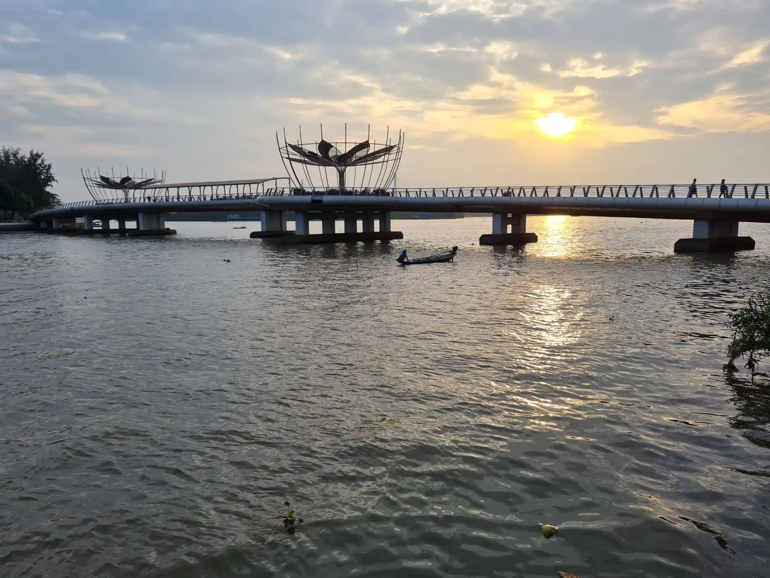 Cầu đi bộ và đoạn sông từ cầu đi bộ đến cầu Ninh Kiều (quận Ninh Kiều) là một trong những địa điểm diễn ra Ngày hội Du lịch - Đêm hoa đăng Ninh Kiều, Cần Thơ.