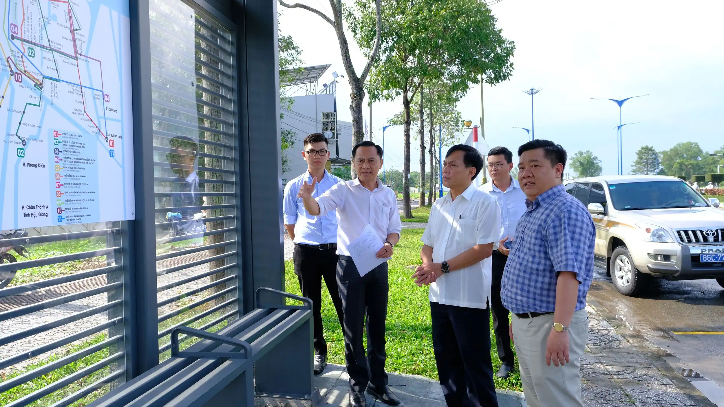 Ông Nguyễn Ngọc Hè, Phó Chủ tịch UBND TP Cần Thơ (thứ 3 từ trái sang) kiểm tra nhà chờ xe buýt trên địa bàn thành phố.