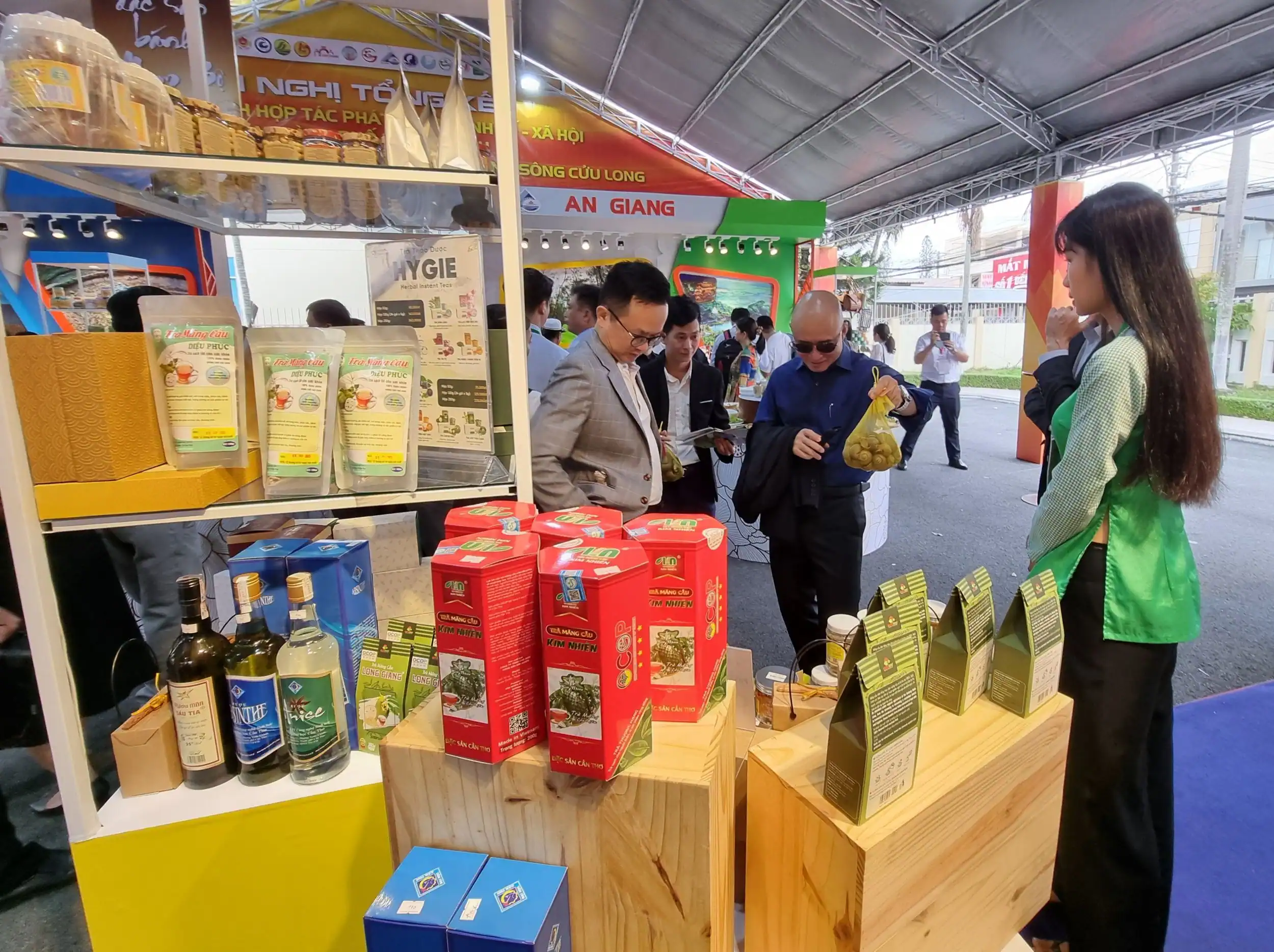 Sản phẩm OCOP và các loại nông sản chế biến của Cần Thơ được trưng bày, giới thiệu tại một sự kiện triển lãm tại tỉnh Bến Tre.