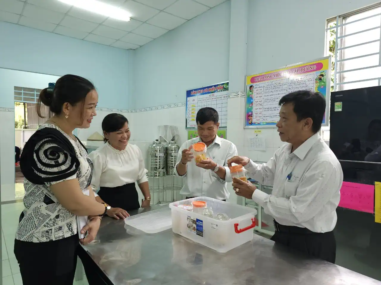 Sở Giáo dục và Đào tạo và Chi cục An toàn vệ sinh thực phẩm kiểm tra lưu mẫu thức ăn tại trường mầm non ở huyện Phong Điền. Ảnh: H.HOA