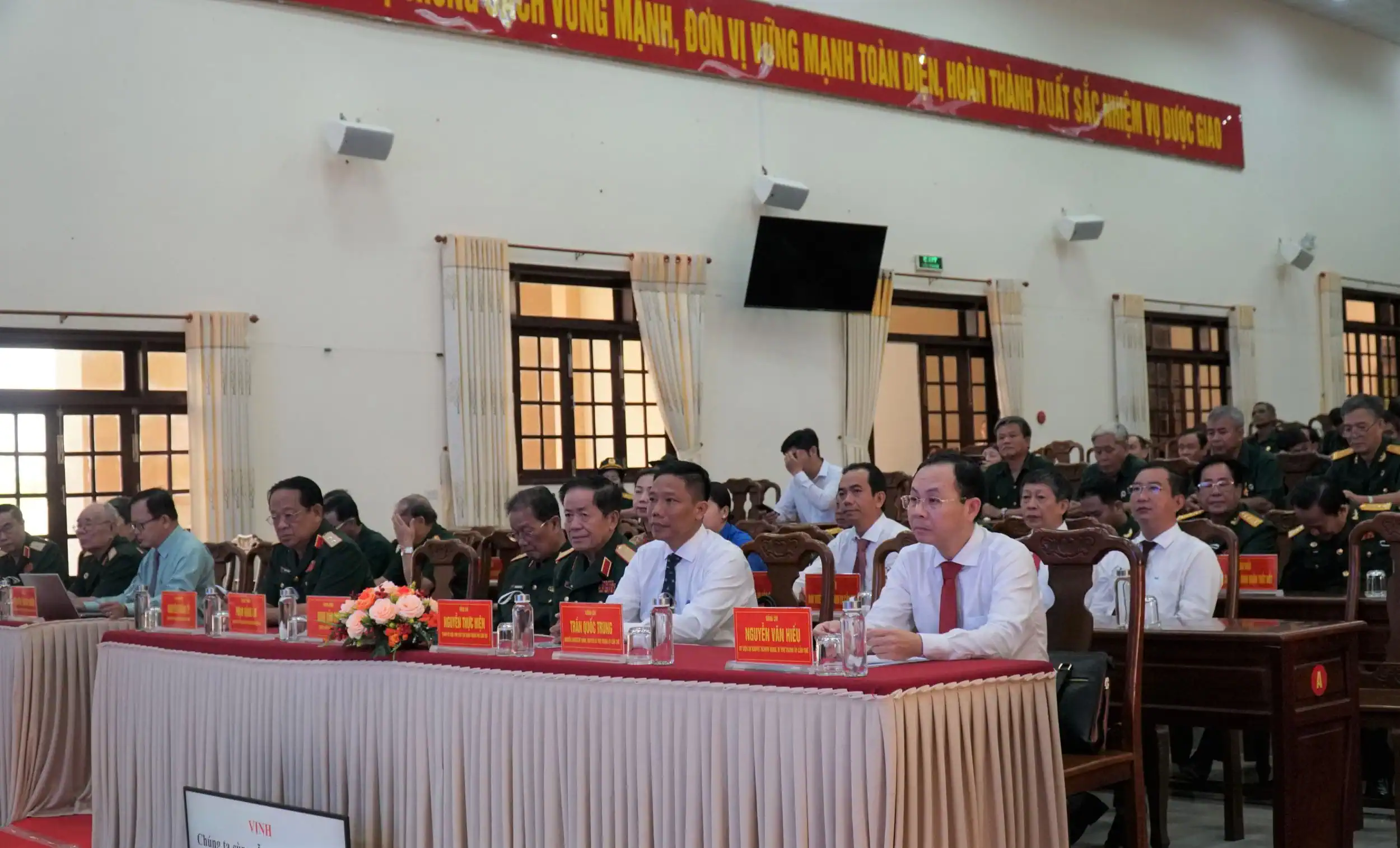 Lãnh đạo TP Cần Thơ và các đại biểu dự họp mặt.