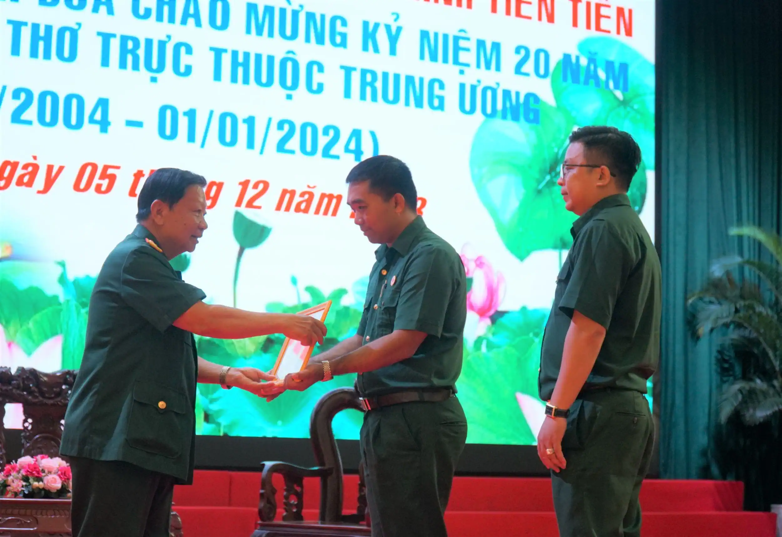 Ông Huỳnh Thanh Phương, Chủ tịch Hội CCB thành phố trao Bằng khen cho các cá nhân có thành tích xuất sắc trong phong trào thi đua “CCB gương mẫu”.