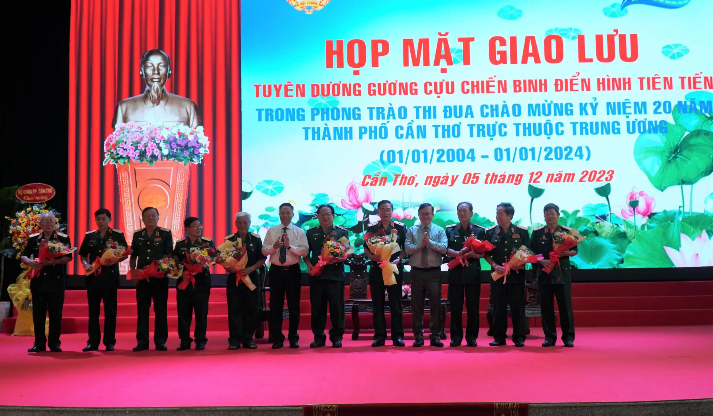Đồng chí Nguyễn Thực Hiện, Phó Chủ tịch UBND TP Cần Thơ và đồng chí Nguyễn Trung Nhân, Chủ tịch Ủy ban MTTQVN thành phố tặng hoa các tướng lĩnh Quân đội đã nghỉ hưu trong họp mặt.