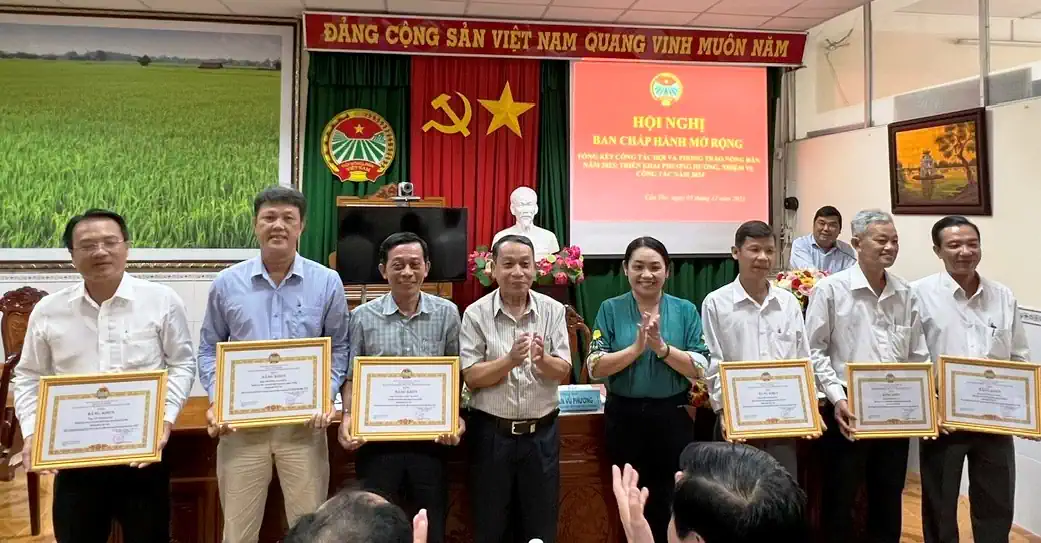 Đại diện lãnh đạo HND thành phố tặng Bằng khen cho các cá nhân có thành tích xuất sắc trong công tác Hội và phong trào nông dân năm 2023. 