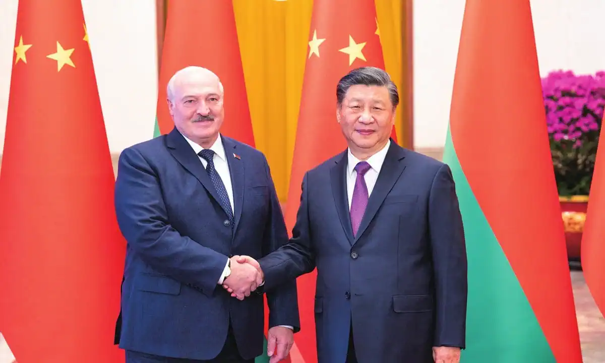 Chủ tịch Trung Quốc Tập Cận Bình (phải) và Tổng thống Belarus Lukashenko trong cuộc gặp hôm 4-12. Ảnh: Reuters