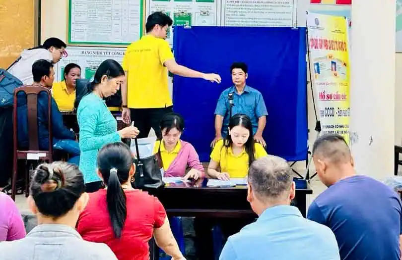 Nhân viên Bưu điện huyện Phong Điền hỗ trợ người dân thực hiện thủ tục cấp đổi GPLX lưu động ở khu dân cư.