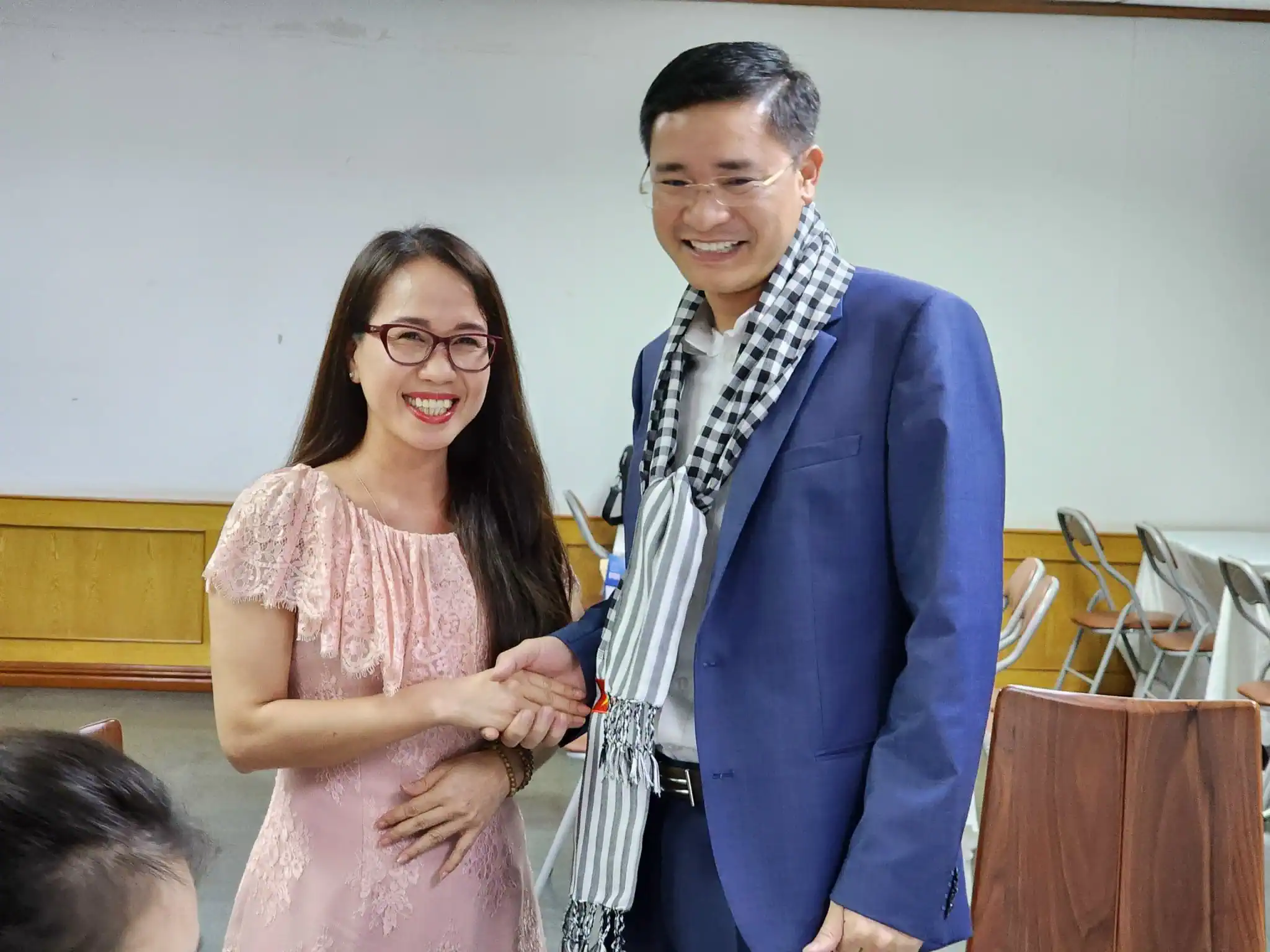 Nhà báo Hồng Cẩm, Báo Nông thôn ngày nay đại diện đoàm trao quà lưu niệm đến ông Nguyễn Chí Thành, Chánh Văn phòng Agribank