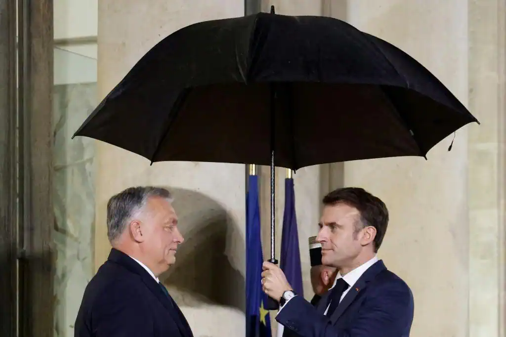 Tổng thống Pháp Macron (phải) và Thủ tướng Hungary Orban.