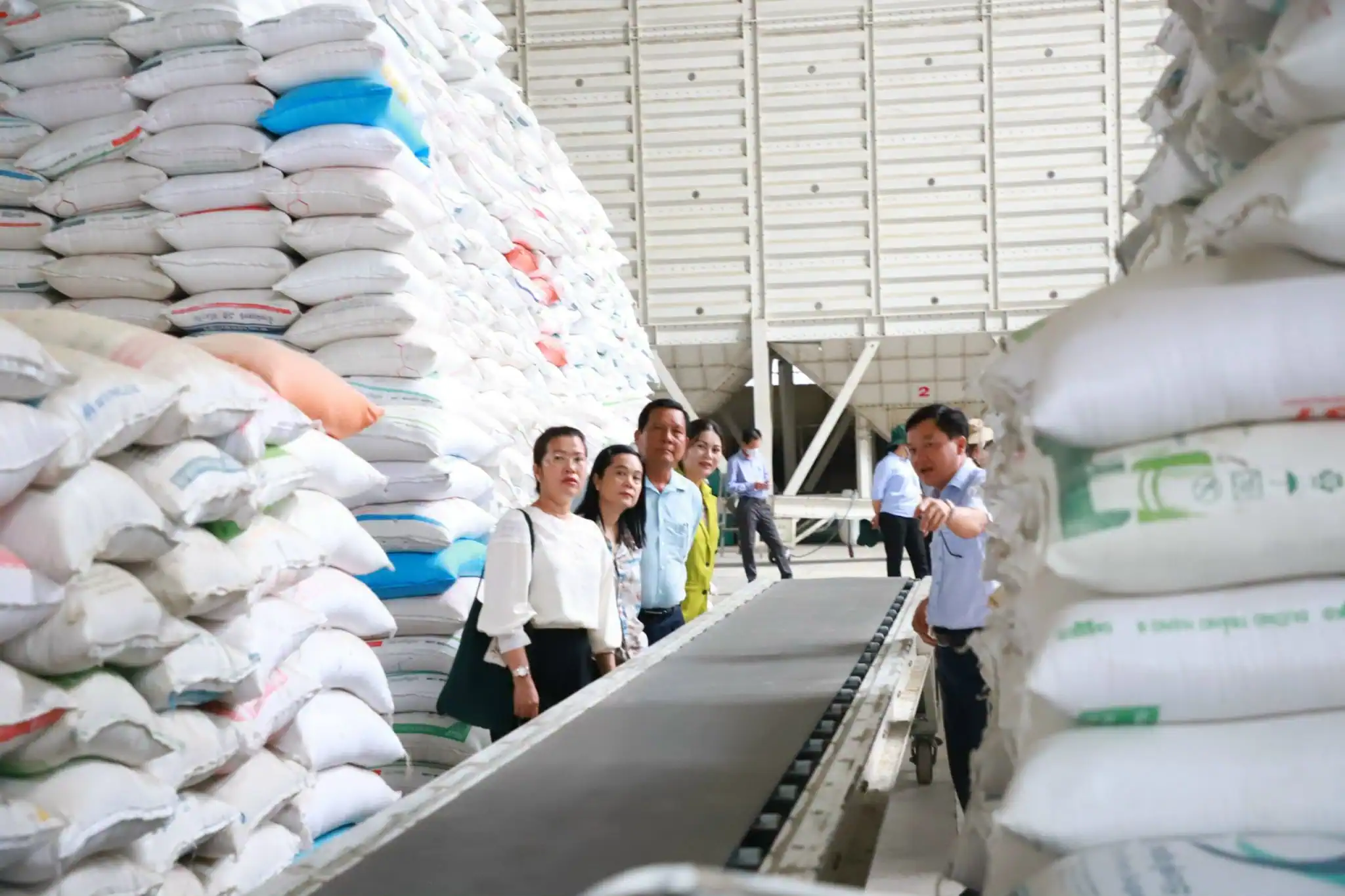 Lãnh đạo quận Thốt Nốt tham quan và hỗ trợ doanh nghiệp trên địa bàn tăng gia sản xuất.