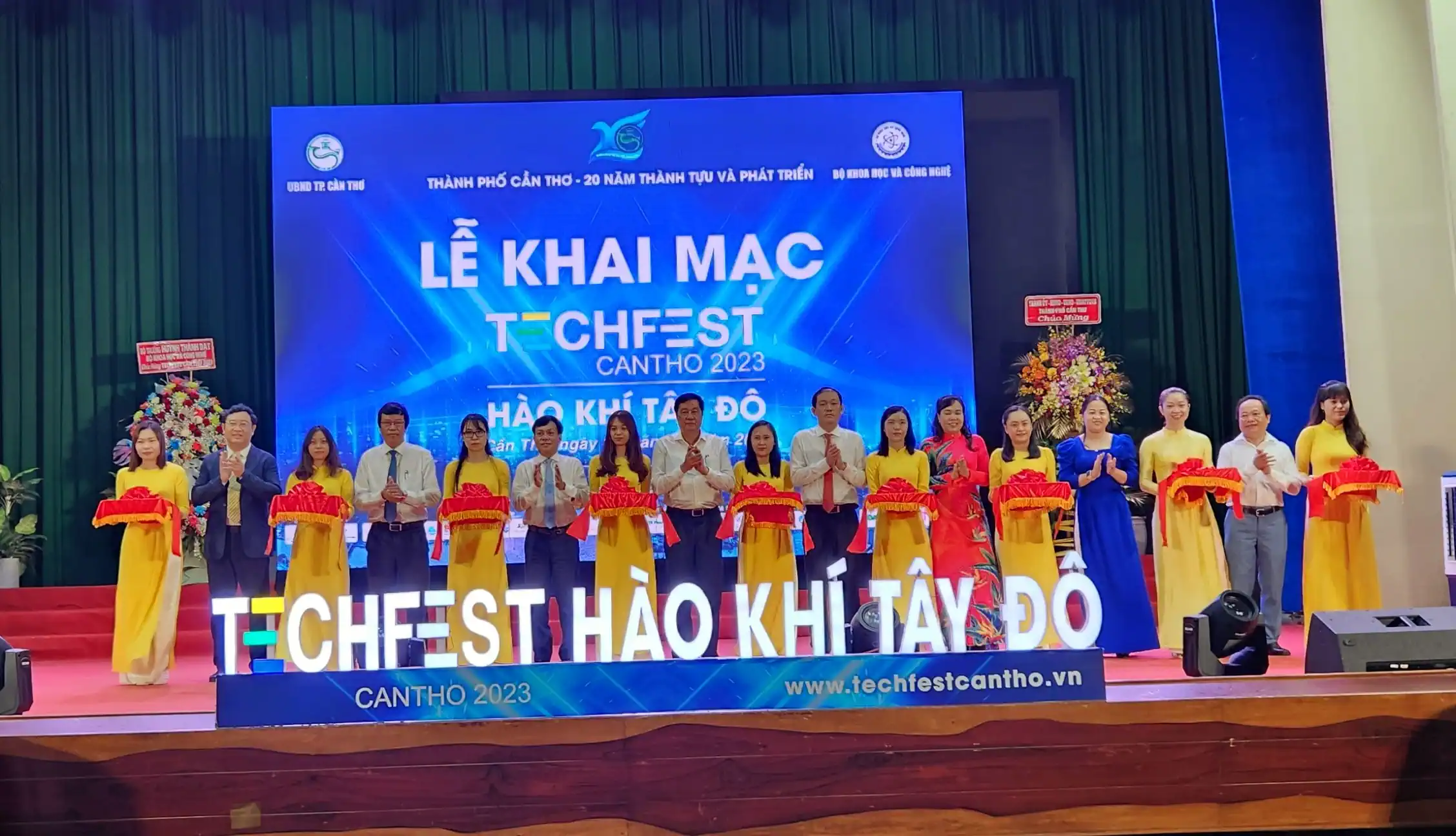 Các đại biểu cắt băng khai mạc TECHFEST CANTHO 2023.