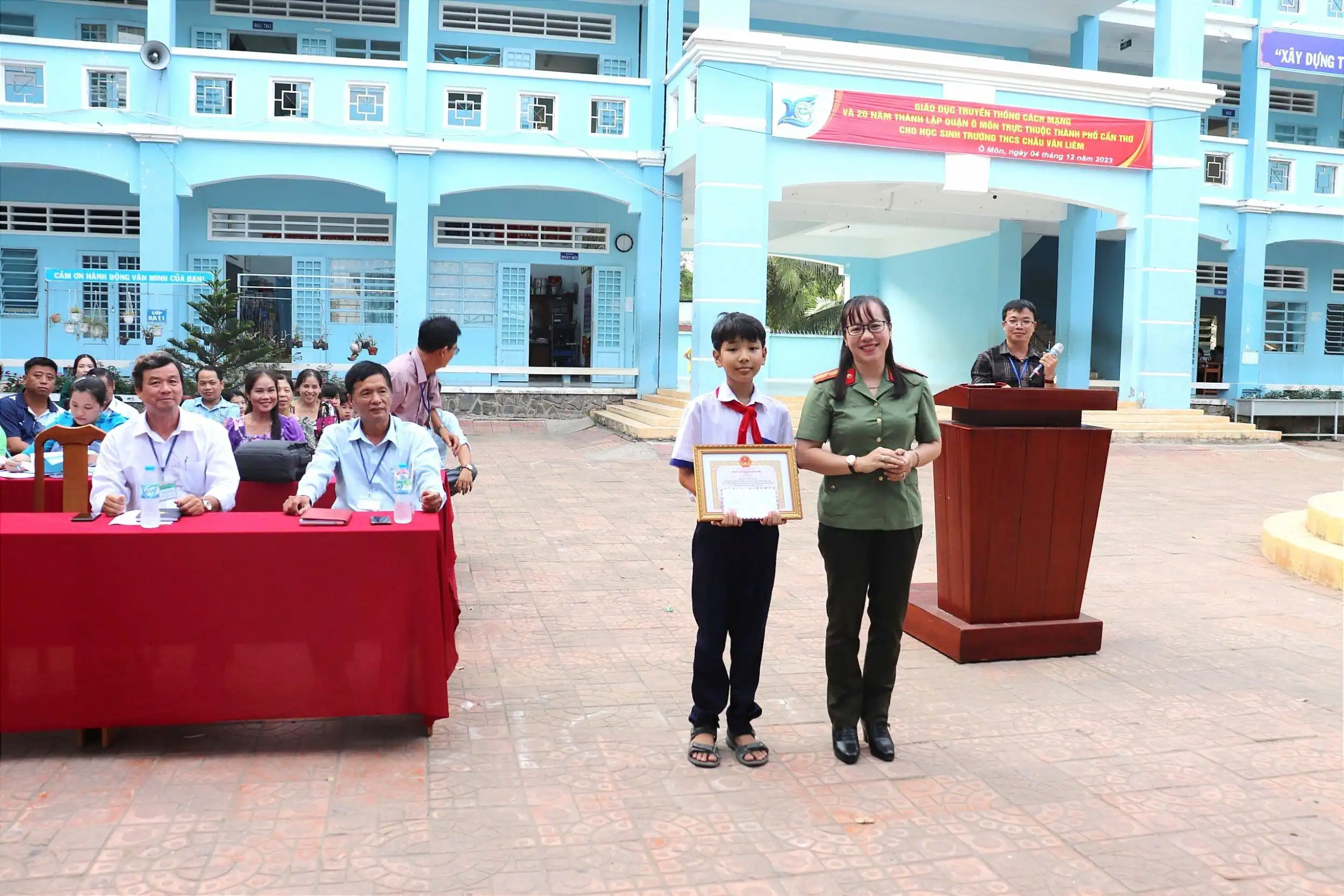Em Lê Hoàng Lê được khen thưởng. Ảnh: CTV 