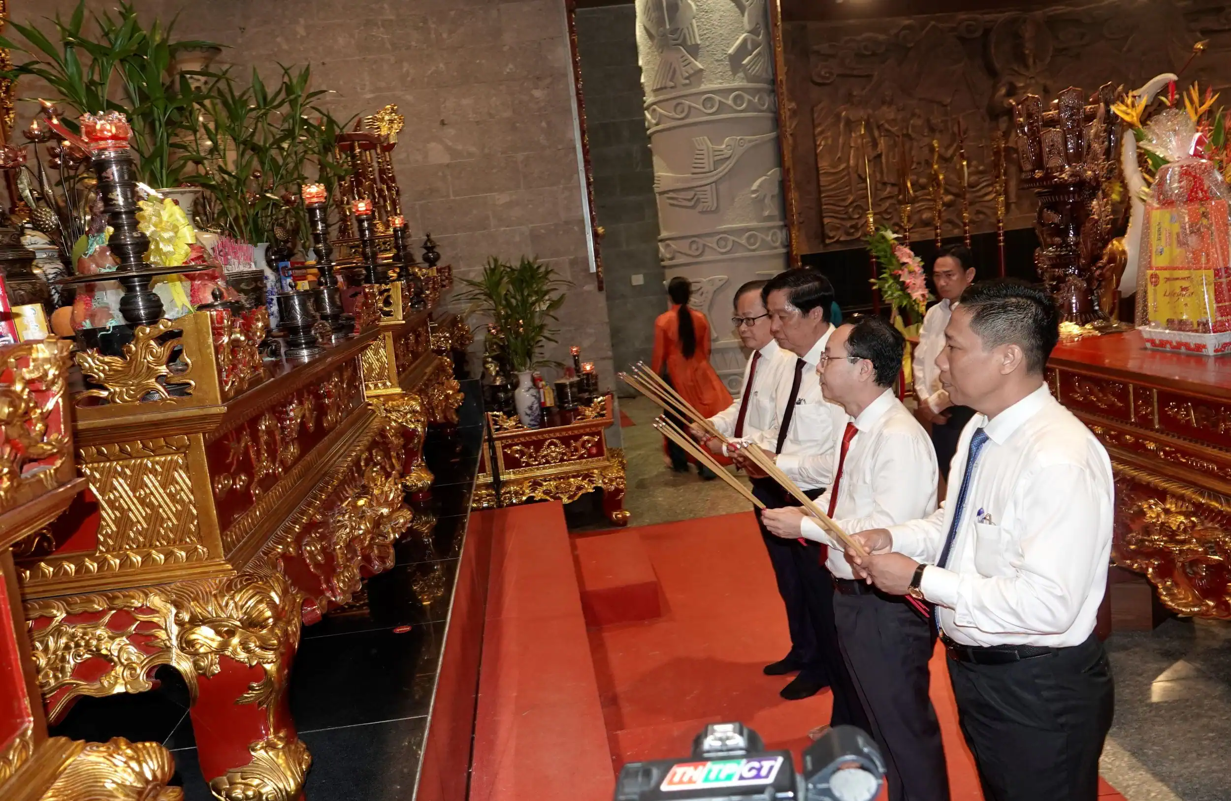 Các đồng chí lãnh đạo dâng hương tại Đền thờ Vua Hùng TP Cần Thơ. Ảnh: NGỌC QUYÊN