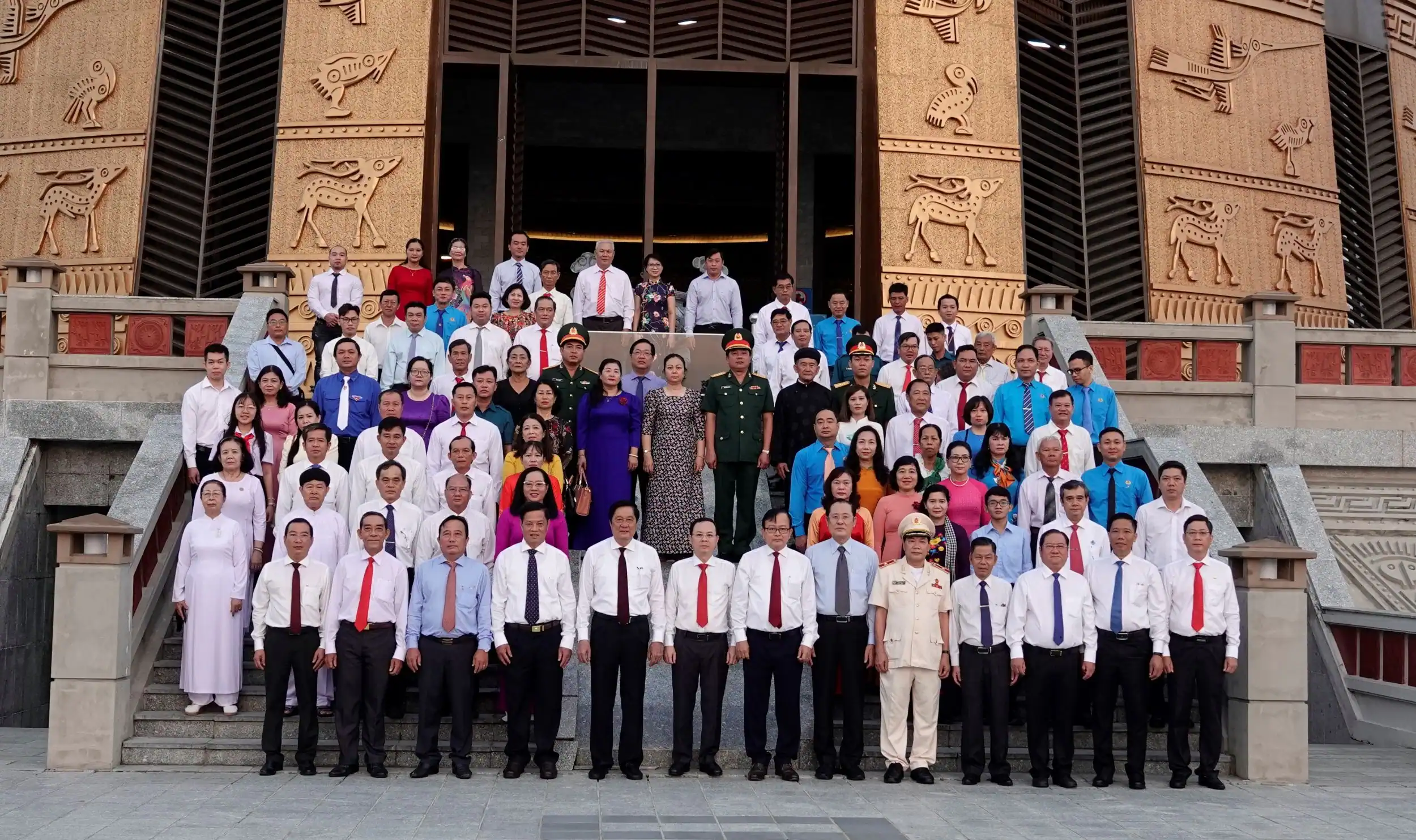 Các đồng chí lãnh đạo cùng các gương điển hình tiêu biểu chụp ảnh lưu niệm Đền thờ Vua Hùng TP Cần Thơ. Ảnh: NGỌC QUYÊN