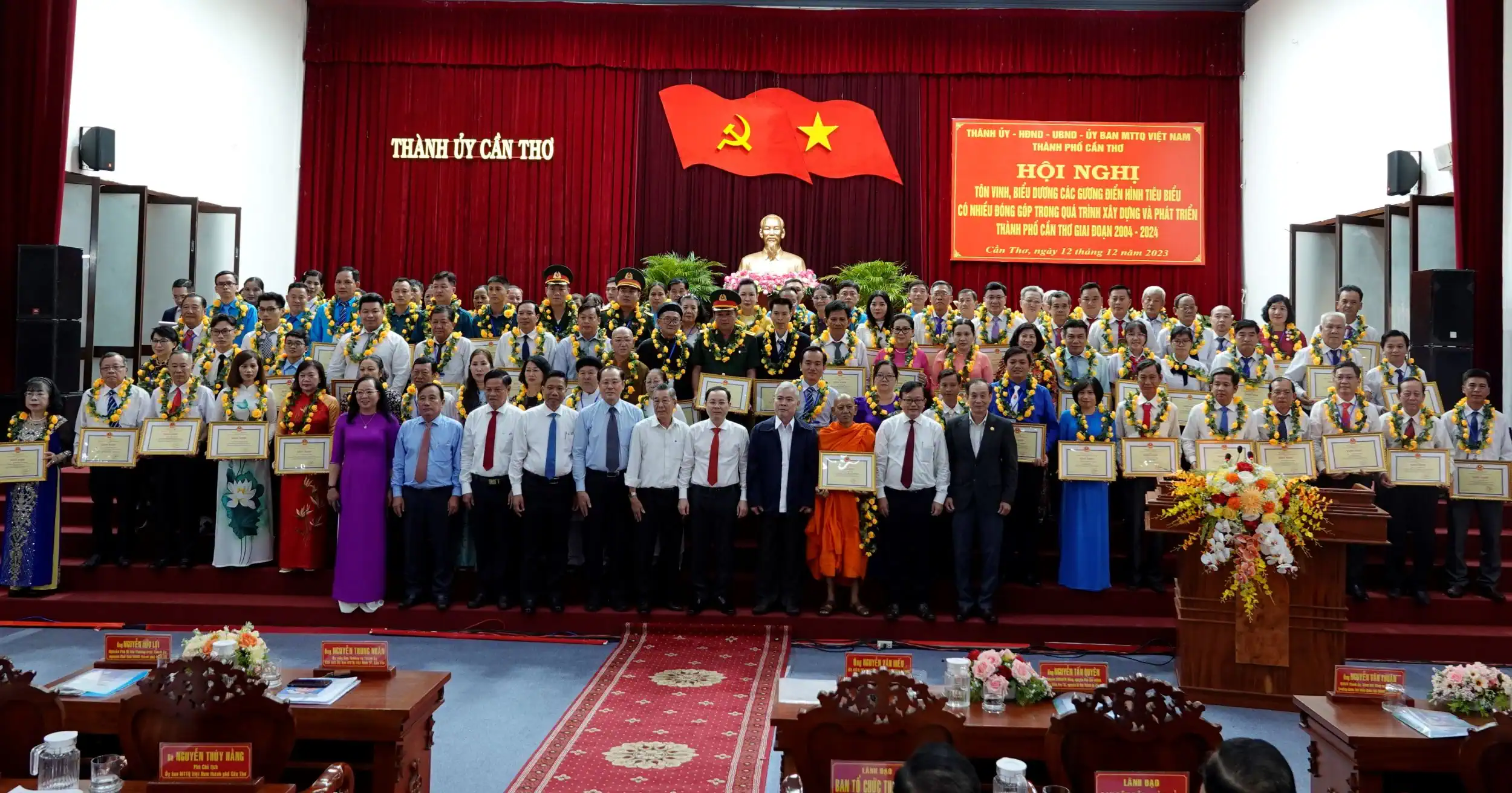 Các đồng chí lãnh đạo chụp ảnh lưu niệm cùng các gương điển hình tiêu biểu. Ảnh: NGỌC QUYÊN