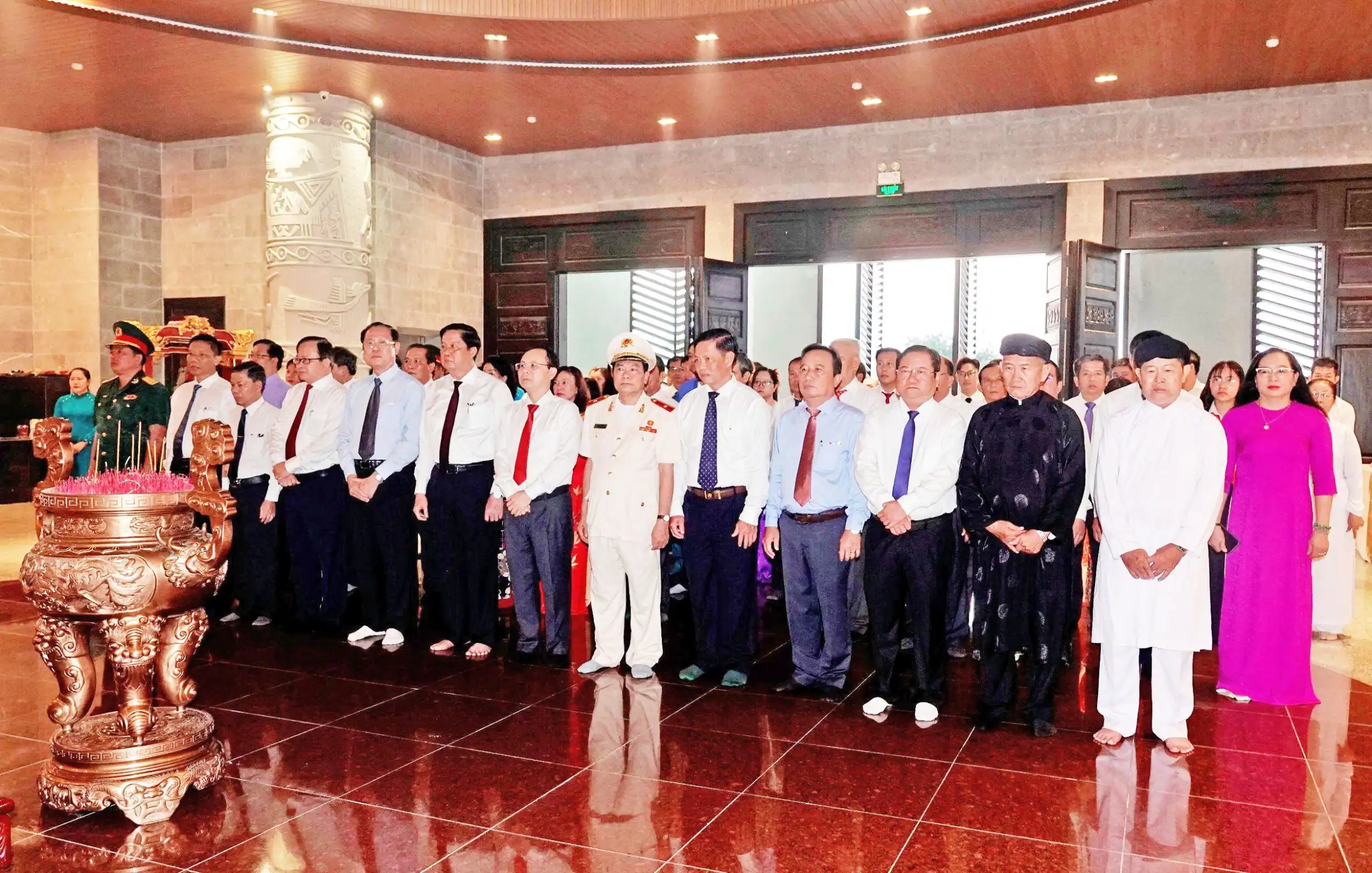 Các đồng chí lãnh đạo cùng các gương điển hình tiêu biểu viếng Đền thờ Vua Hùng TP Cần Thơ. Ảnh: NGỌC QUYÊN