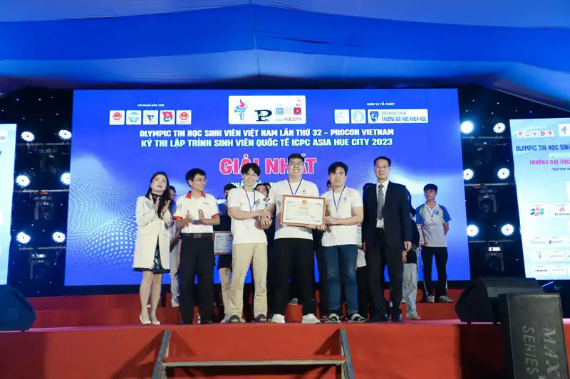 Ban tổ chức trao giải thưởng đến đội thi của Trường ĐHCT đoạt giải Nhất khối Phần mềm nguồn mở. Ảnh: Trường ĐHCT.