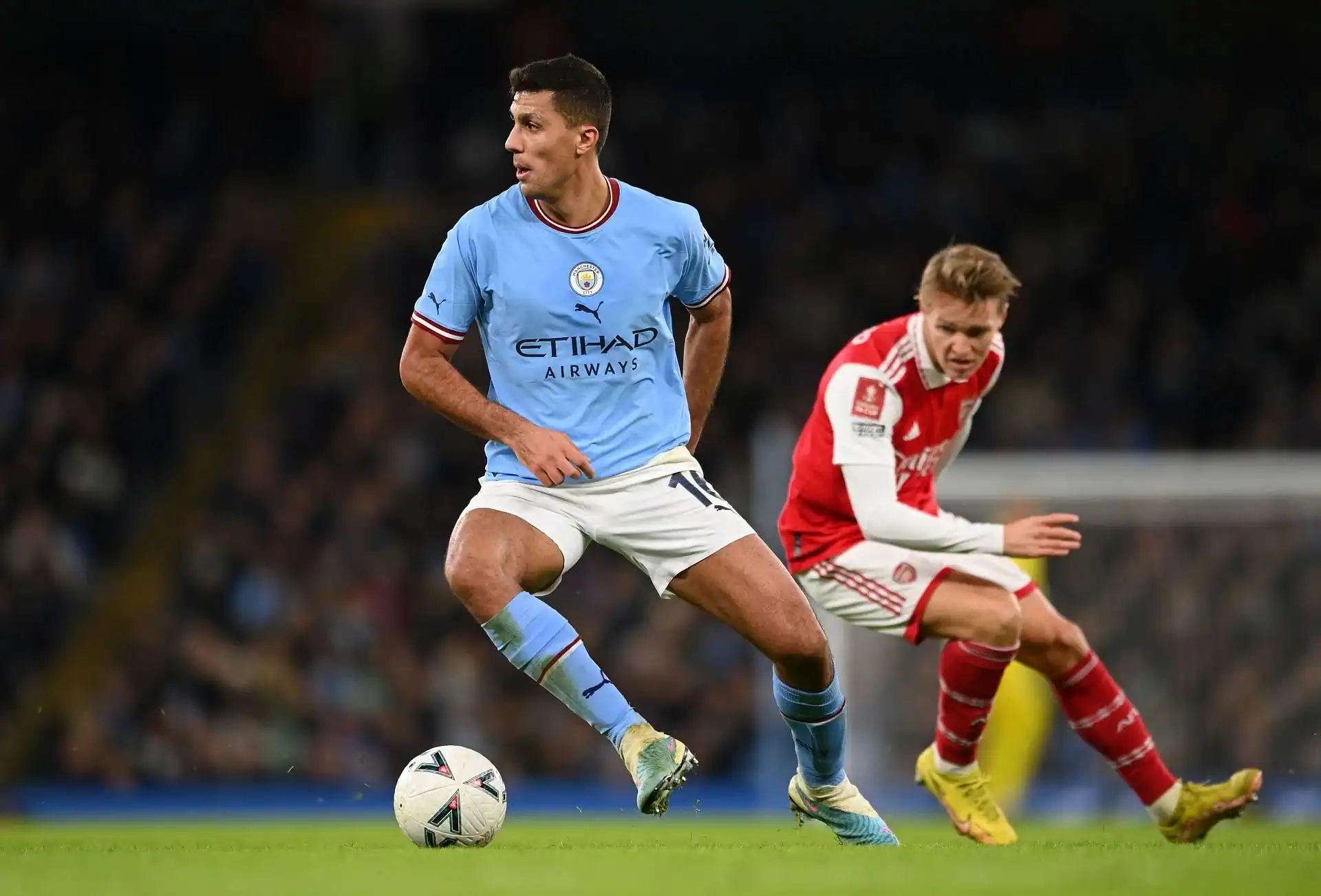 Rodri (trái) ra sân giúp Man City cầm bóng tốt hơn. Ảnh: Getty Images
