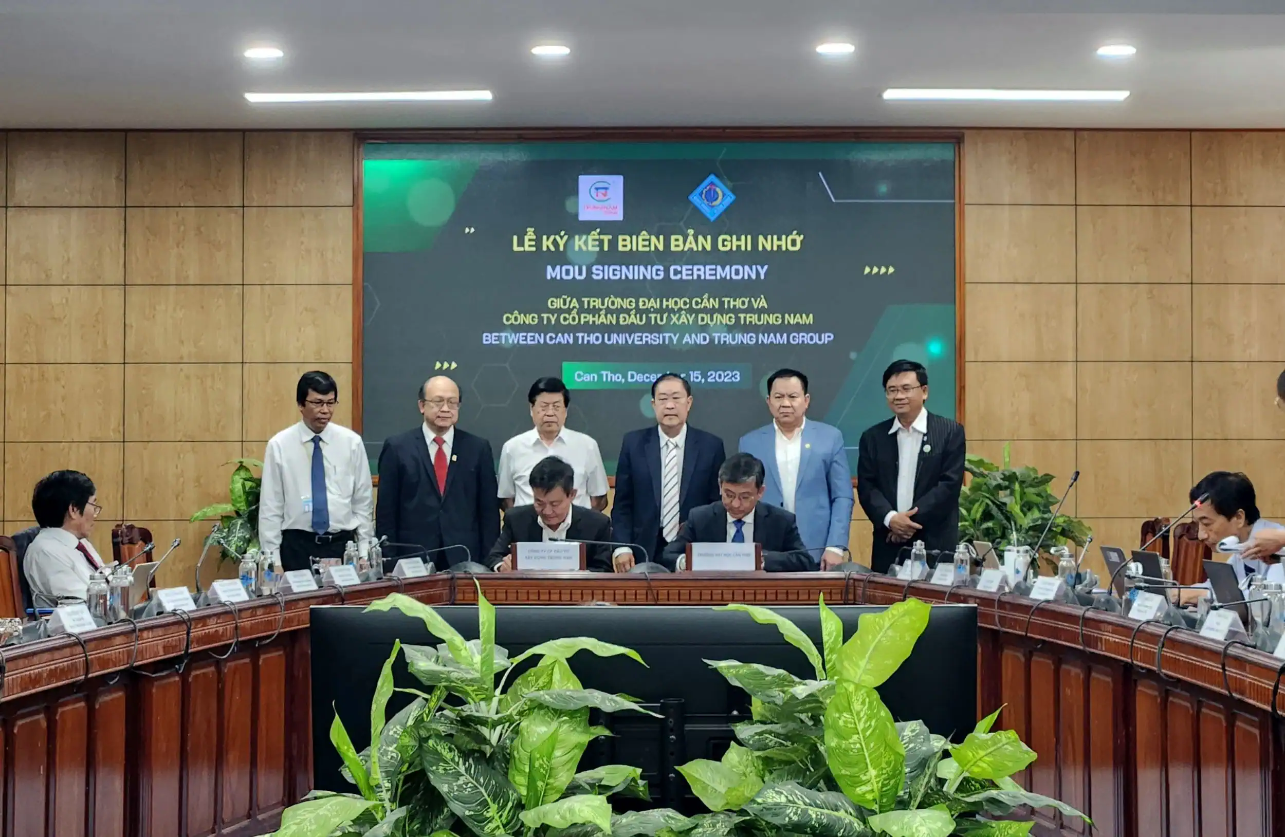 Ký kết hợp tác giữa Trường Đại học Cần Thơ và Công ty CP Đầu tư Xây dựng Trung Nam.