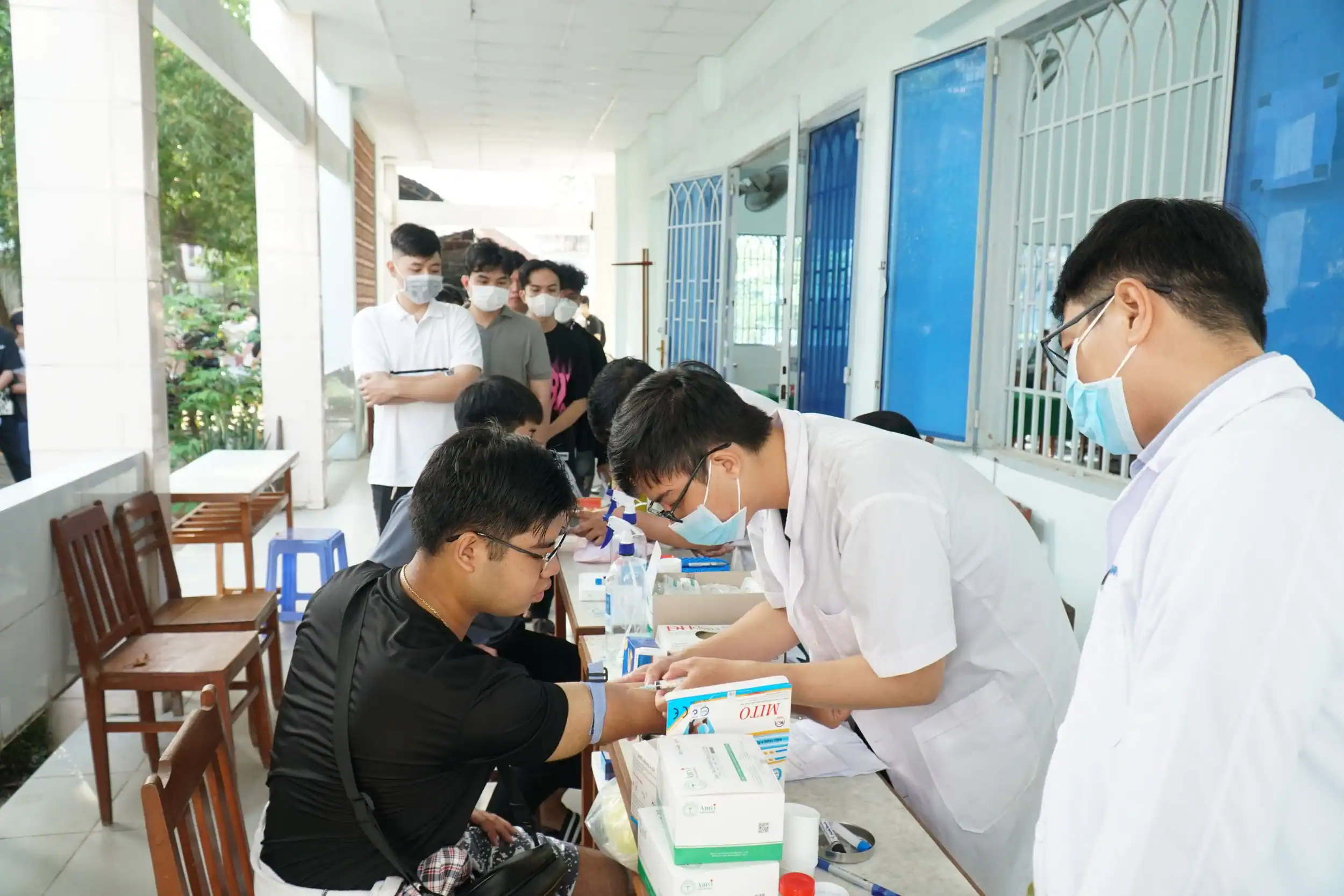Các bác sĩ khám sức khỏe cho các thanh niên vào sáng 15-12.