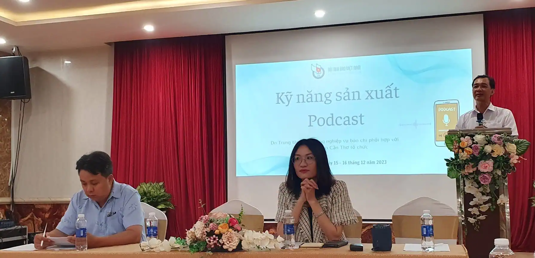 Nhà báo Trương Văn Chuyển, Tổng Biên tập Báo Cần Thơ, Chủ tịch Hội Nhà báo TP Cần Thơ, phát biểu tại buổi khai mạc lớp học. Ảnh: B.NG