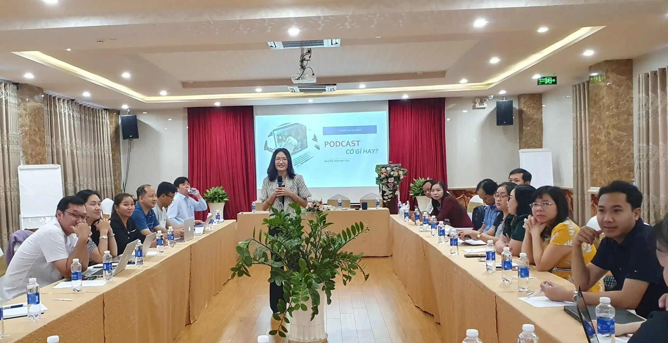 Giảng viên Nguyễn Trần Anh Thu chia sẻ về Podcast đến học viên. Ảnh: B.NG