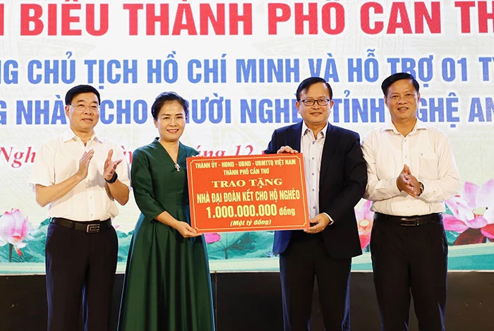 TP Cần Thơ trao tặng 1 tỉ đồng cho tỉnh Nghệ An xây dựng nhà Đại đoàn kết