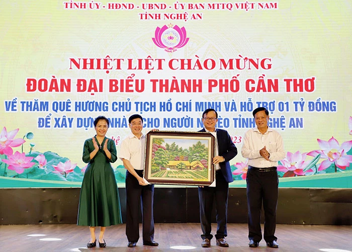 TP Cần Thơ trao tặng 1 tỉ đồng cho tỉnh Nghệ An xây dựng nhà Đại đoàn kết
