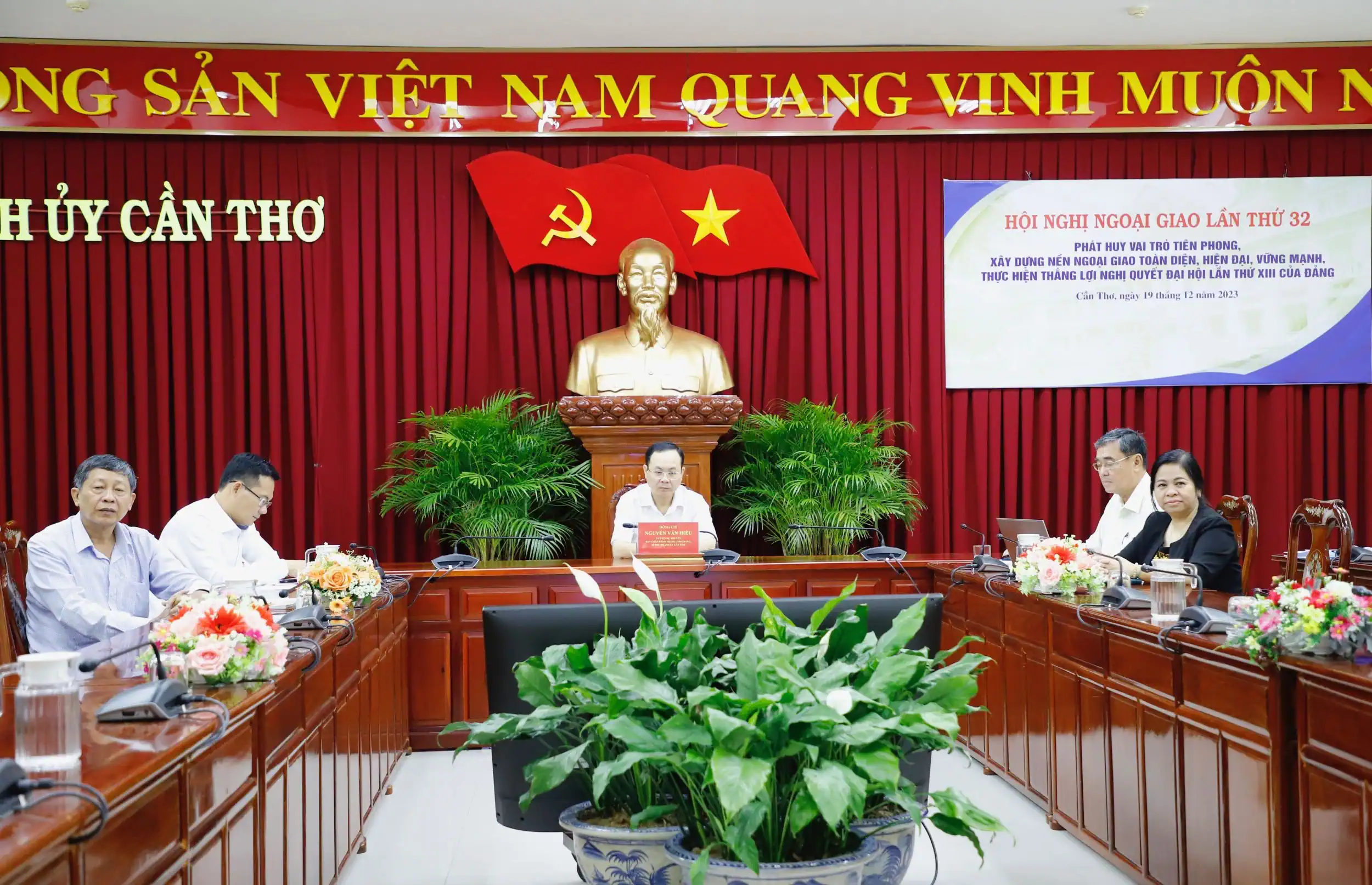 Tiếp tục đổi mới, xây dựng và phát triển nền ngoại giao Việt Nam hiện đại, vững mạnh toàn diện.