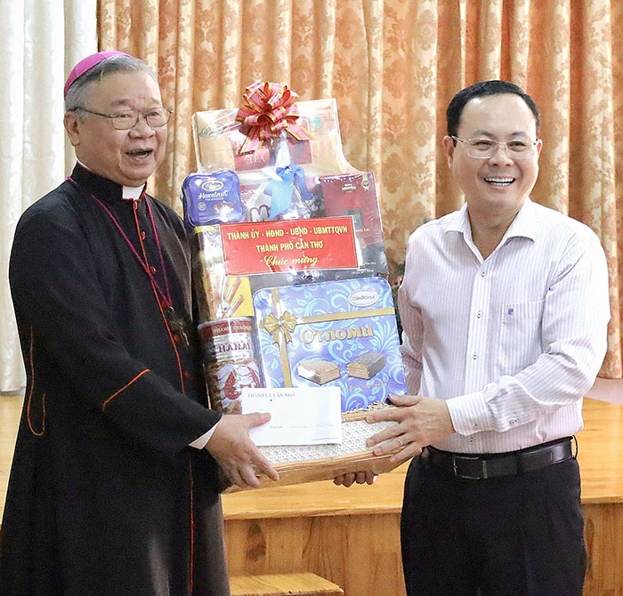 Lãnh đạo thành phố thăm, chúc mừng Lễ Giáng sinh 2023